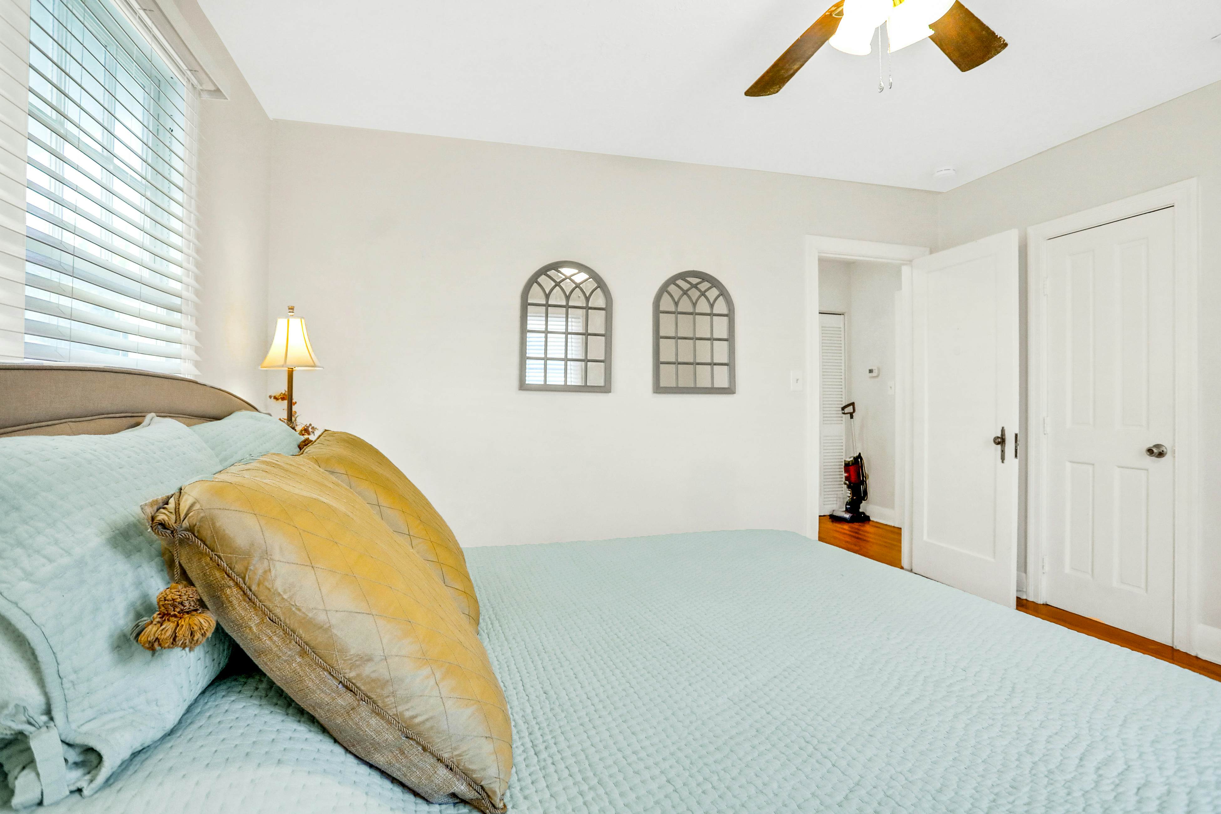 Sunny, dog-friendly central cottage with fenced yard & updated interior