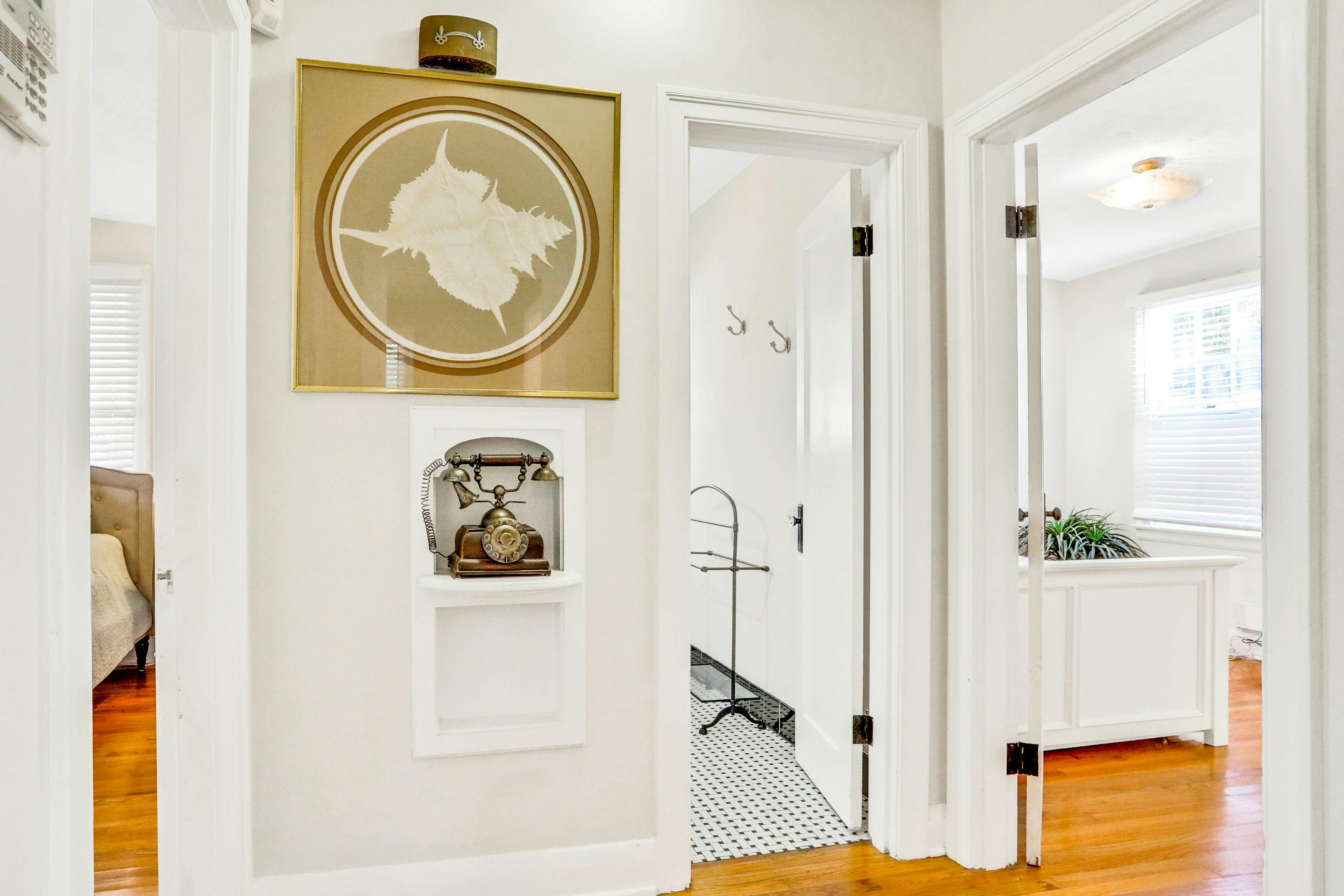 Sunny, dog-friendly central cottage with fenced yard & updated interior