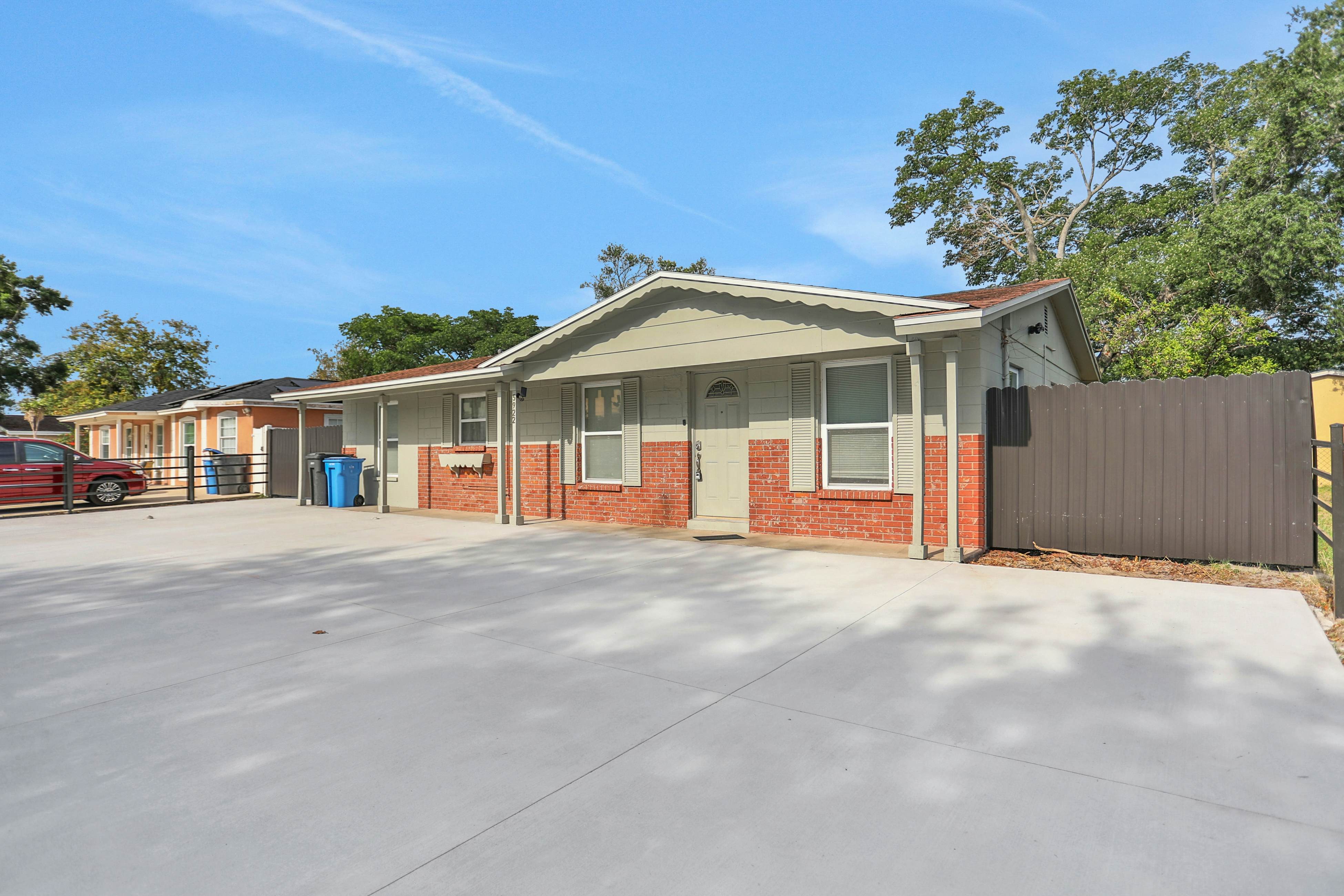 Cozy home with screened lanai, foosball, & fenced yard