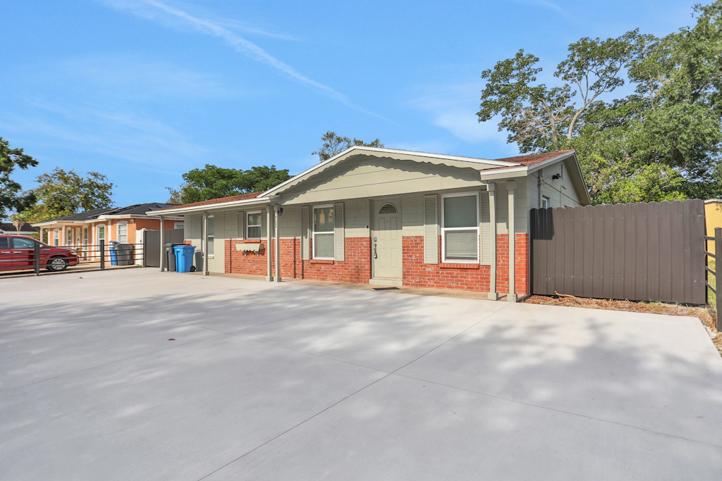 Cozy home with screened lanai foosball and fenced yard