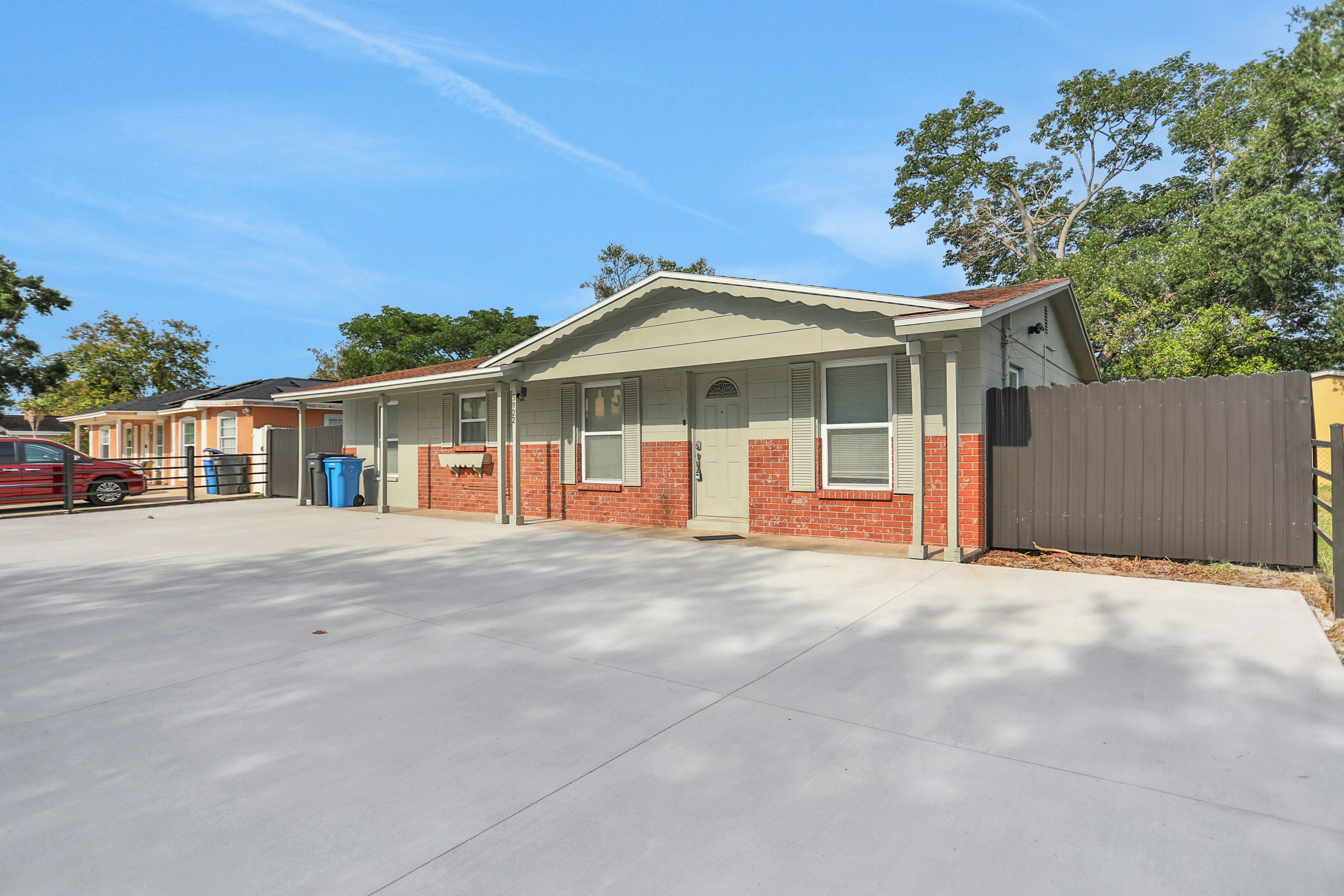 Cozy home with screened lanai, foosball, & fenced yard