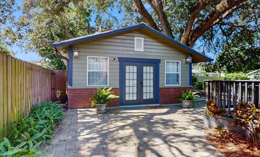 Dog friendly cottage near downtown Tampa and attractions with central AC and WD