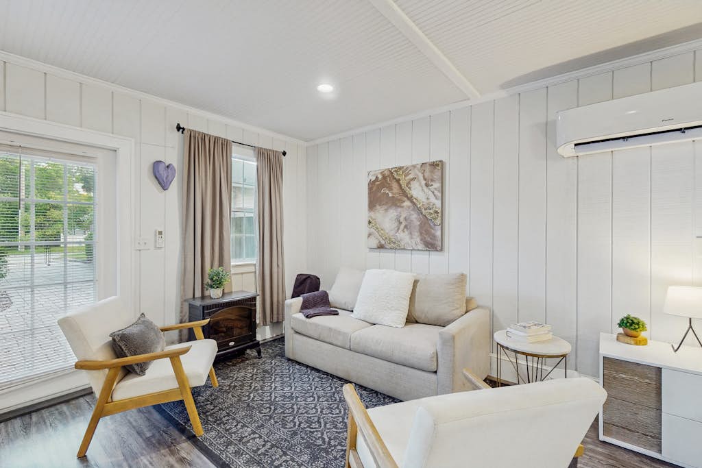 Dog friendly cottage near downtown Tampa and attractions with central AC and WD