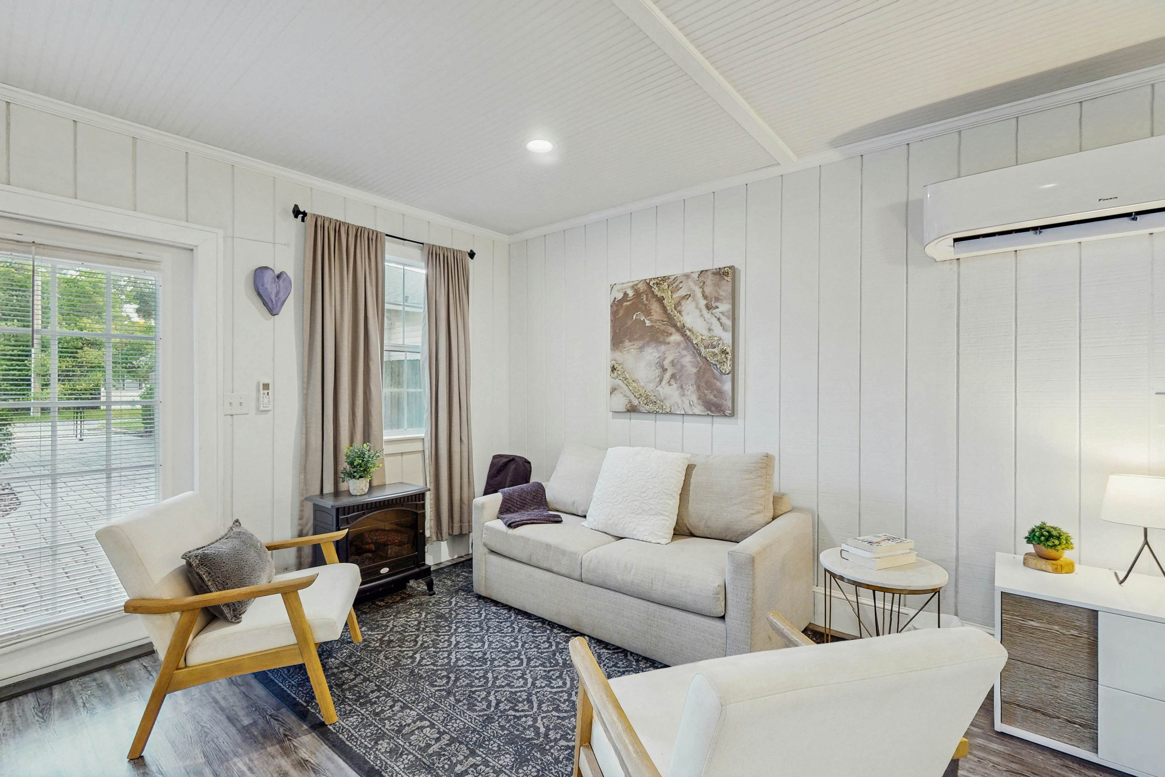 Dog-friendly cottage near downtown Tampa & attractions with central AC & W/D