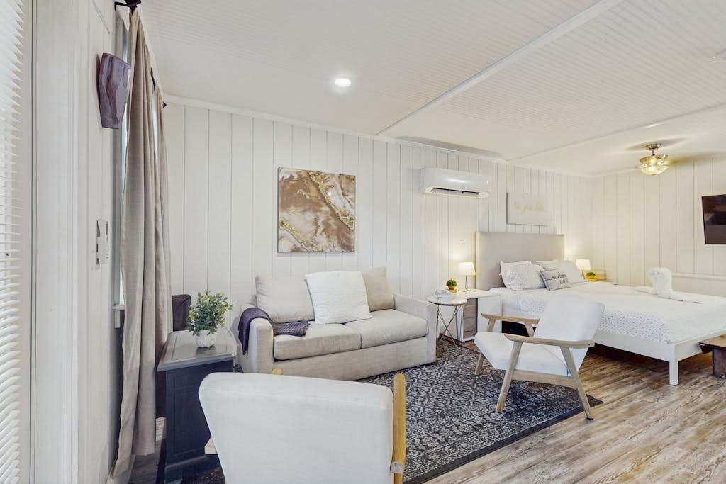 Dog friendly cottage near downtown Tampa and attractions with central AC and WD