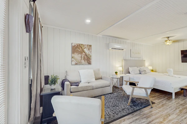 Dog friendly cottage near downtown Tampa and attractions with central AC and WD