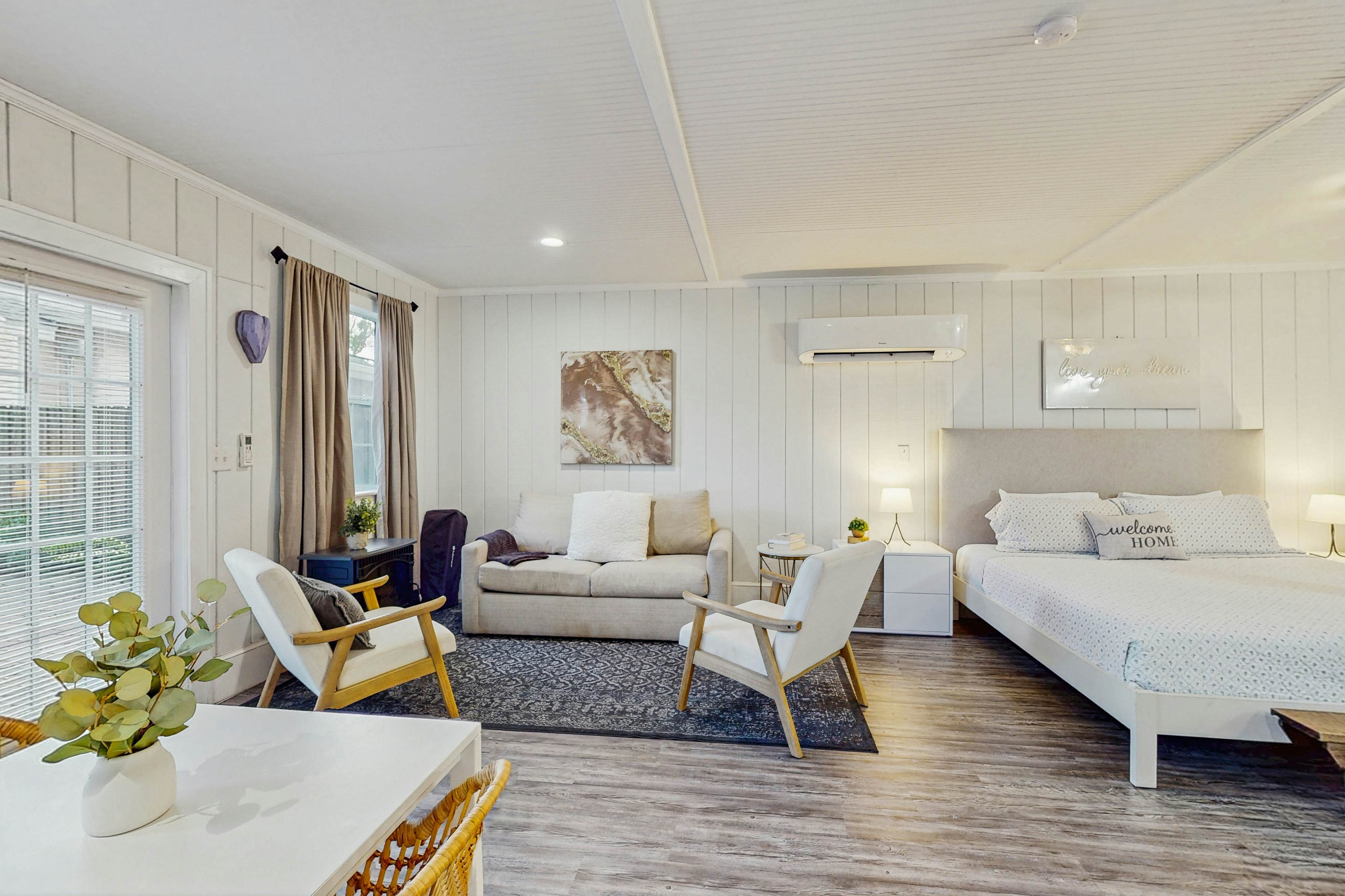 Dog-friendly cottage near downtown Tampa & attractions with central AC & W/D