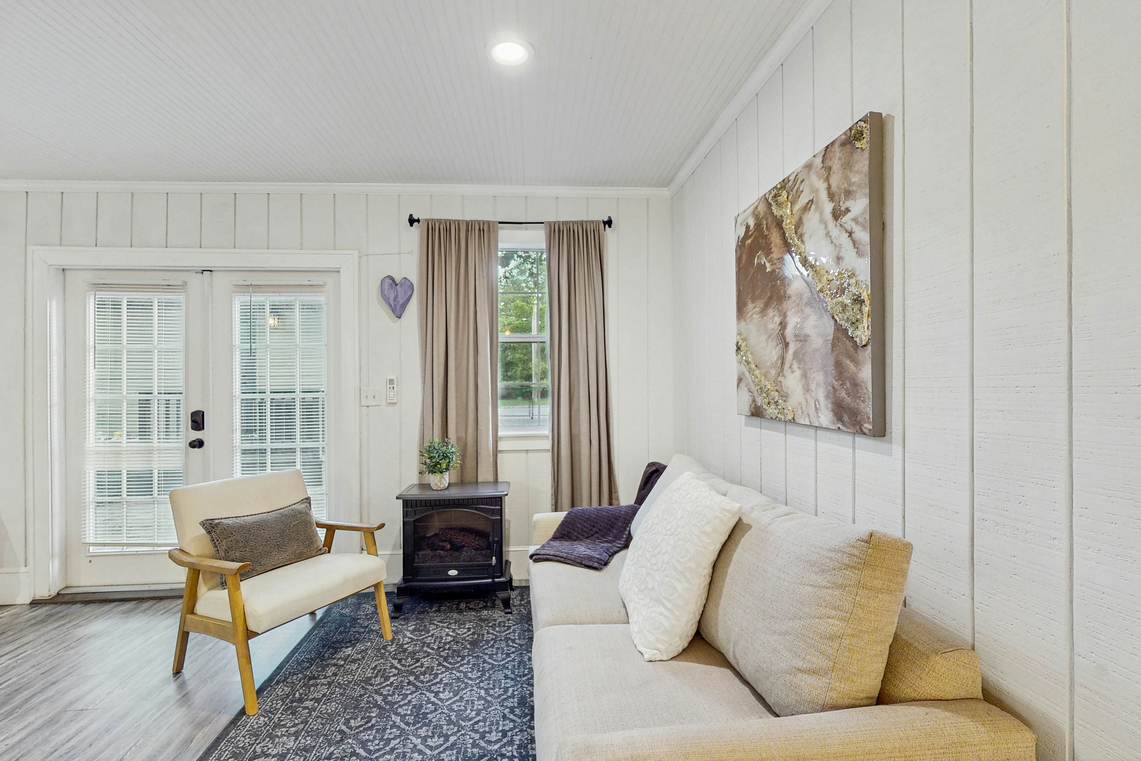 Dog-friendly cottage near downtown Tampa & attractions with central AC & W/D