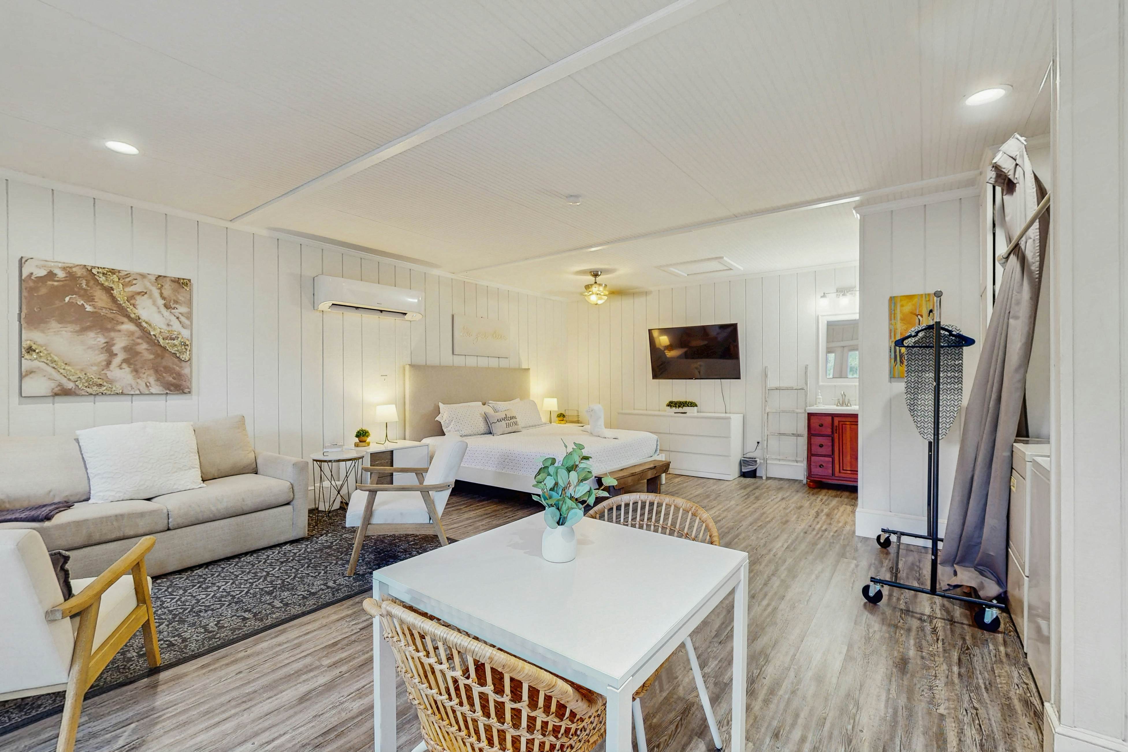 Dog-friendly cottage near downtown Tampa & attractions with central AC & W/D