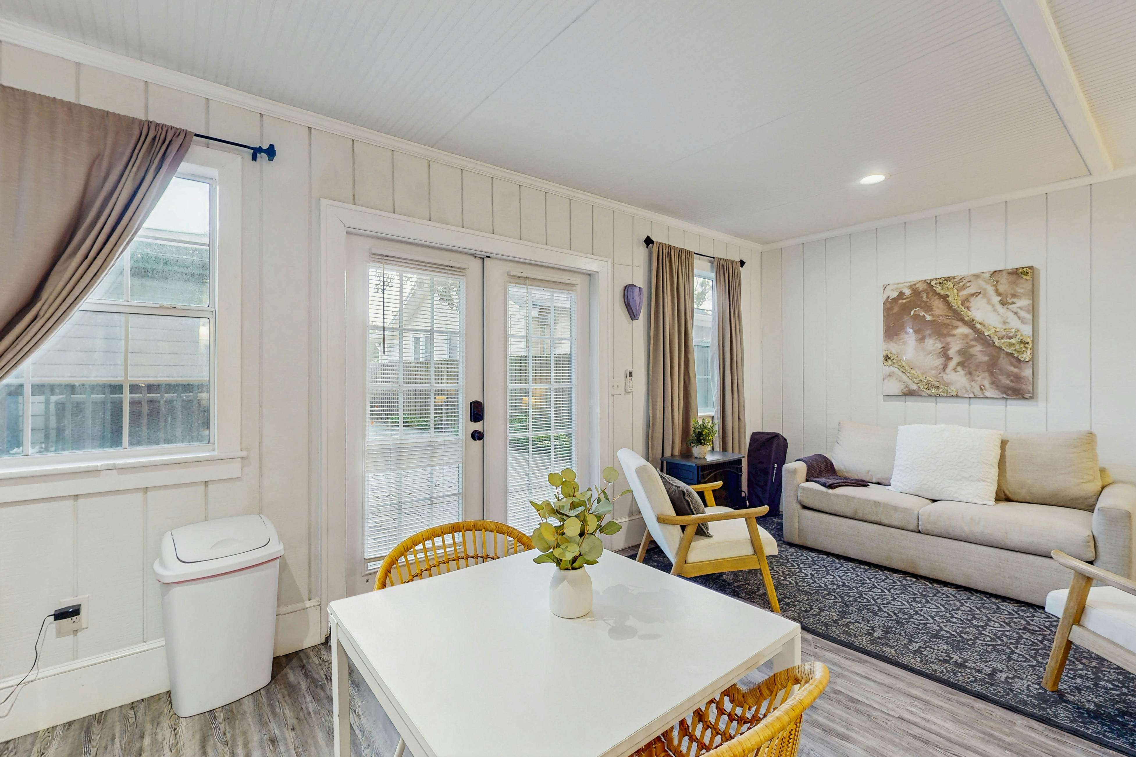 Dog-friendly cottage near downtown Tampa & attractions with central AC & W/D