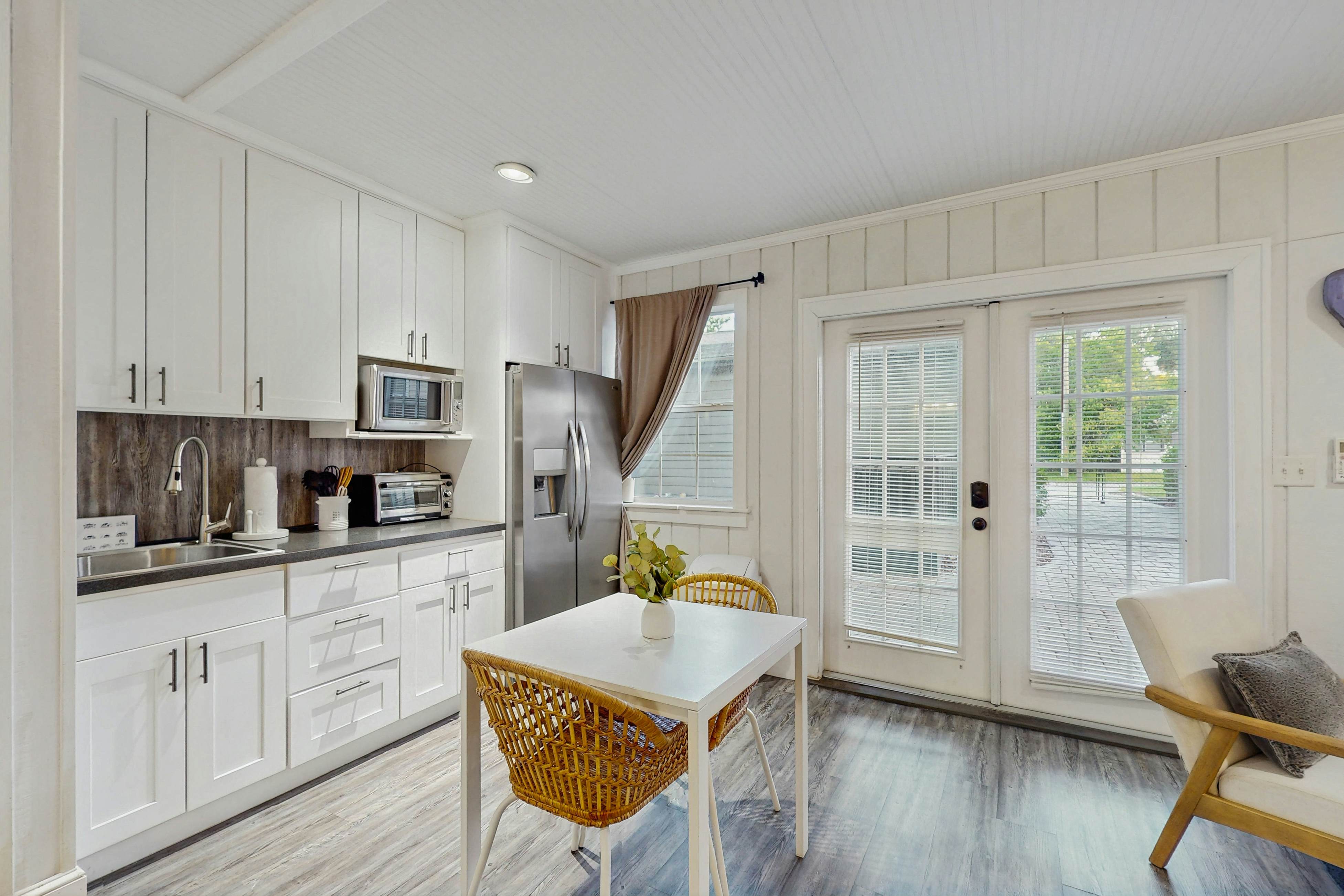 Dog-friendly cottage near downtown Tampa & attractions with central AC & W/D