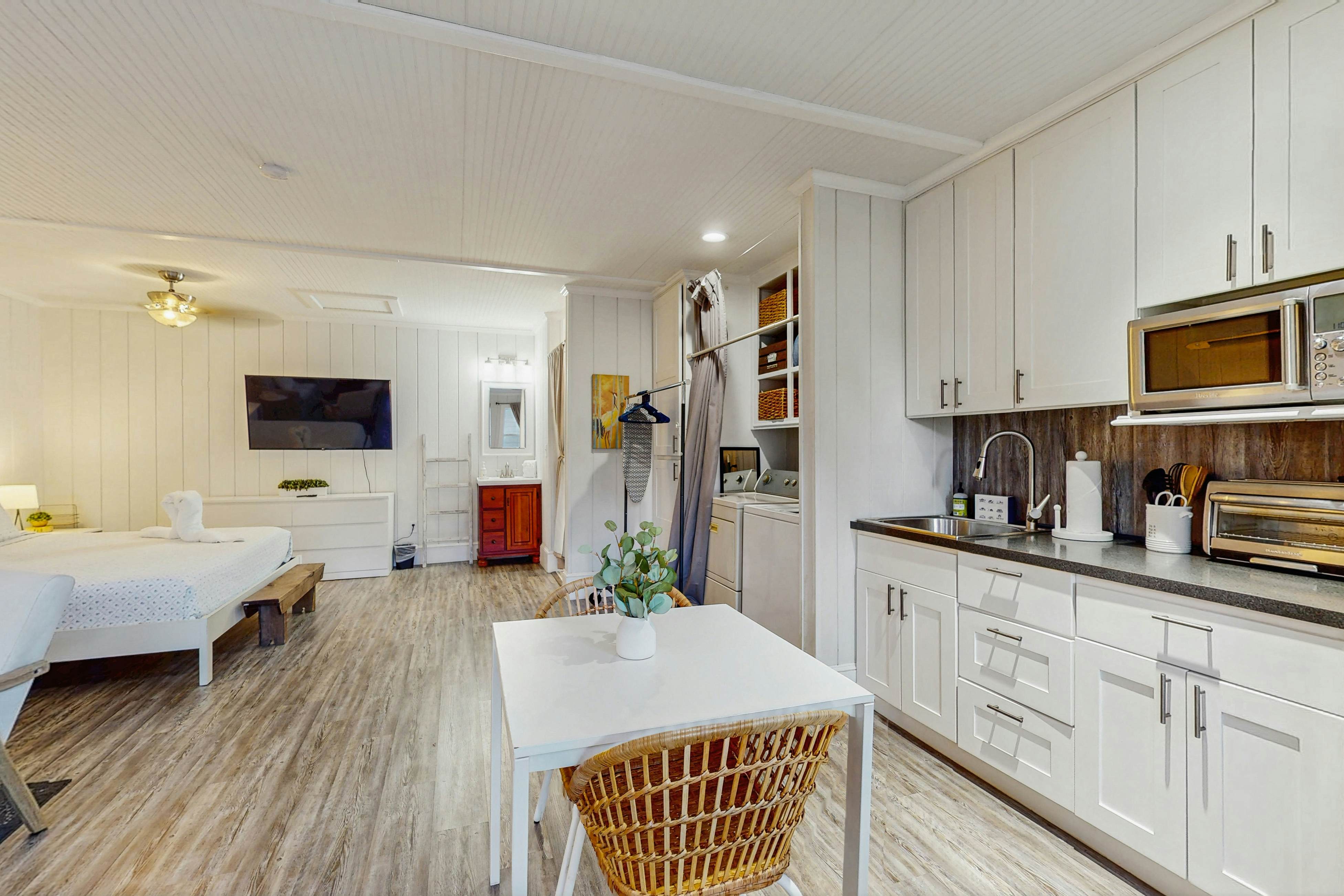 Dog-friendly cottage near downtown Tampa & attractions with central AC & W/D