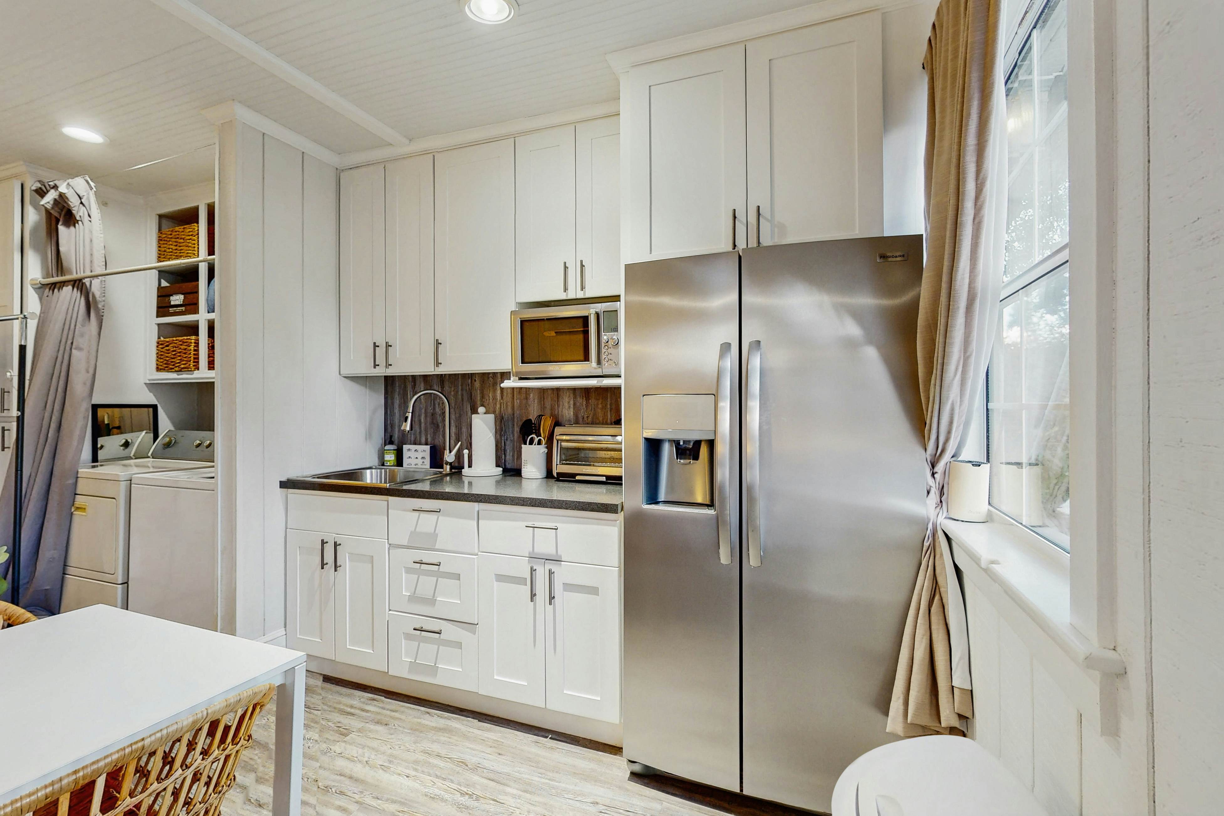 Dog-friendly cottage near downtown Tampa & attractions with central AC & W/D