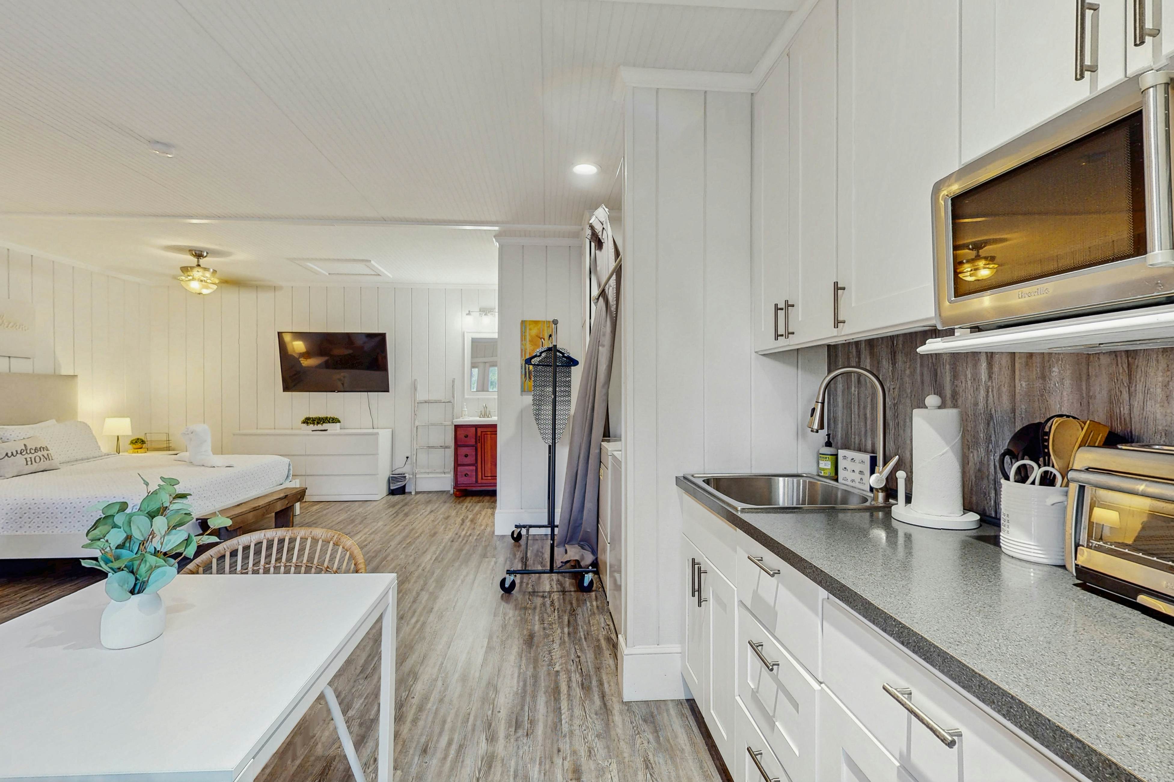 Dog-friendly cottage near downtown Tampa & attractions with central AC & W/D