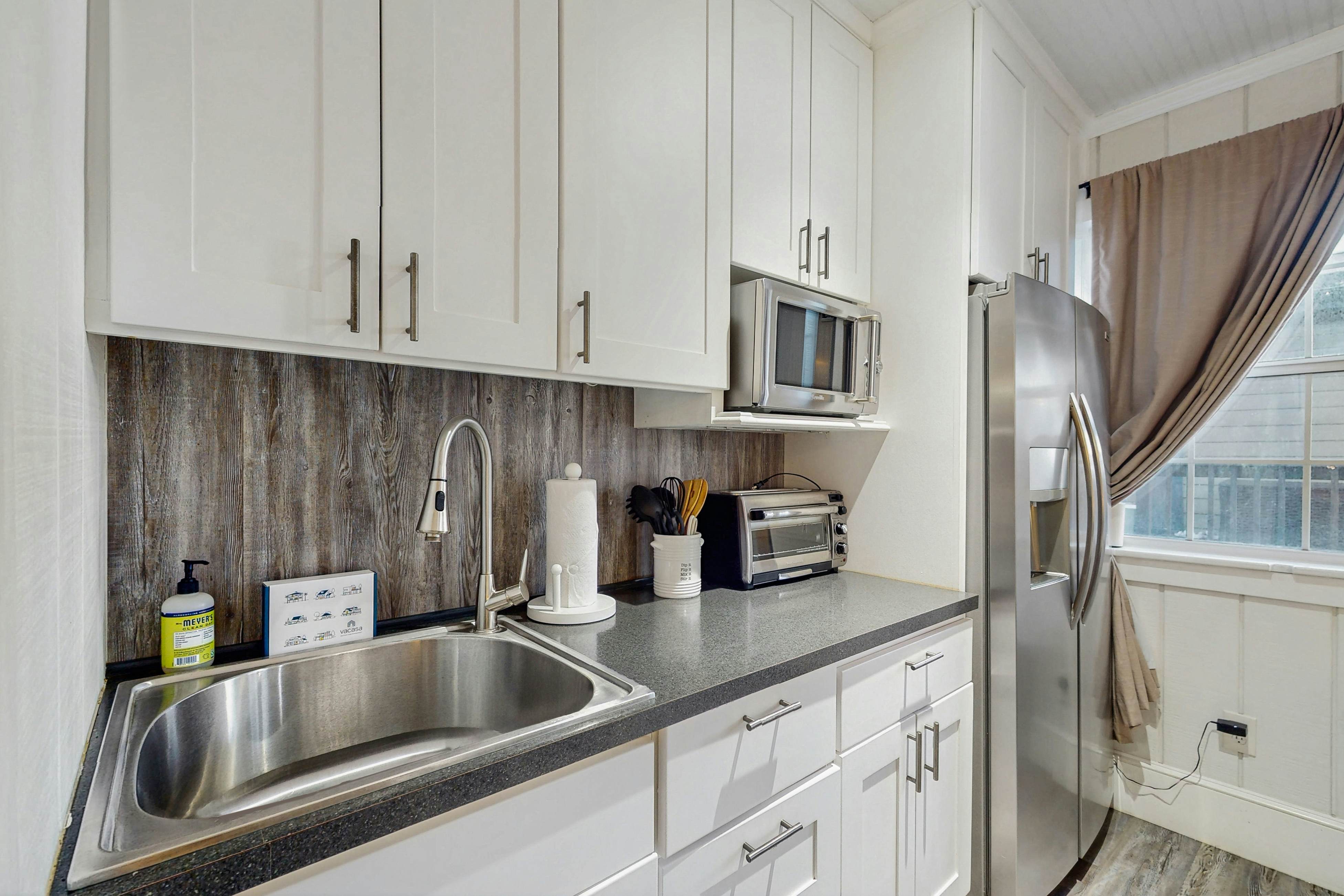 Dog-friendly cottage near downtown Tampa & attractions with central AC & W/D