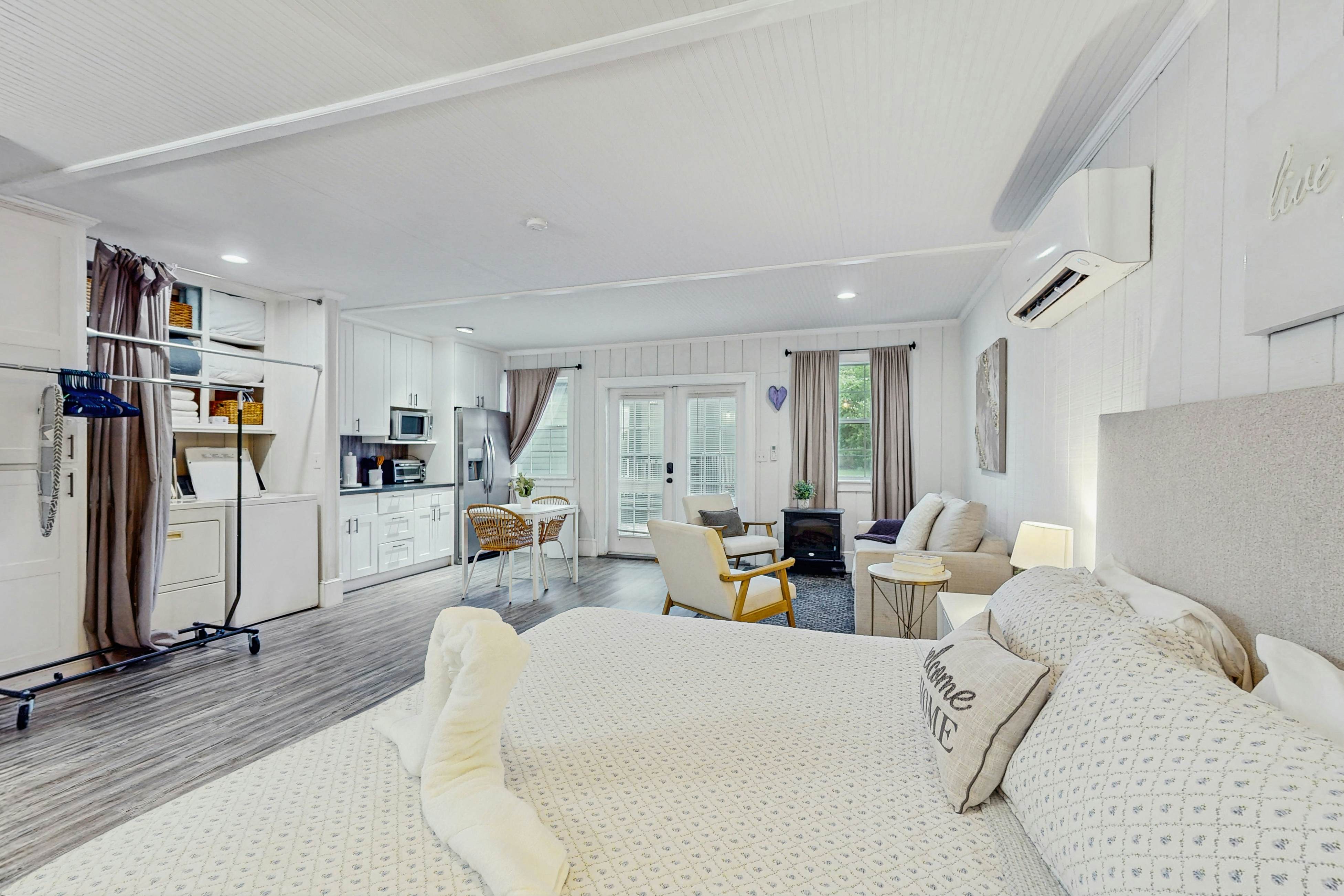 Dog-friendly cottage near downtown Tampa & attractions with central AC & W/D