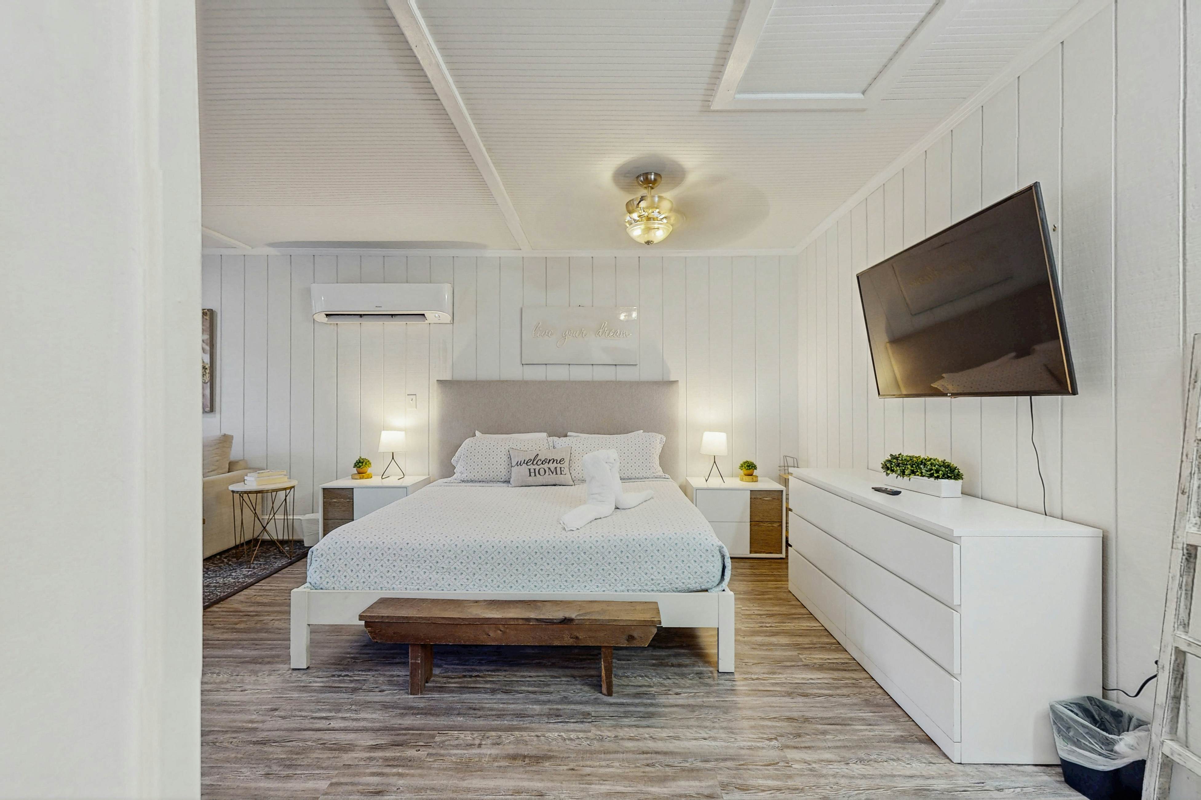 Dog-friendly cottage near downtown Tampa & attractions with central AC & W/D