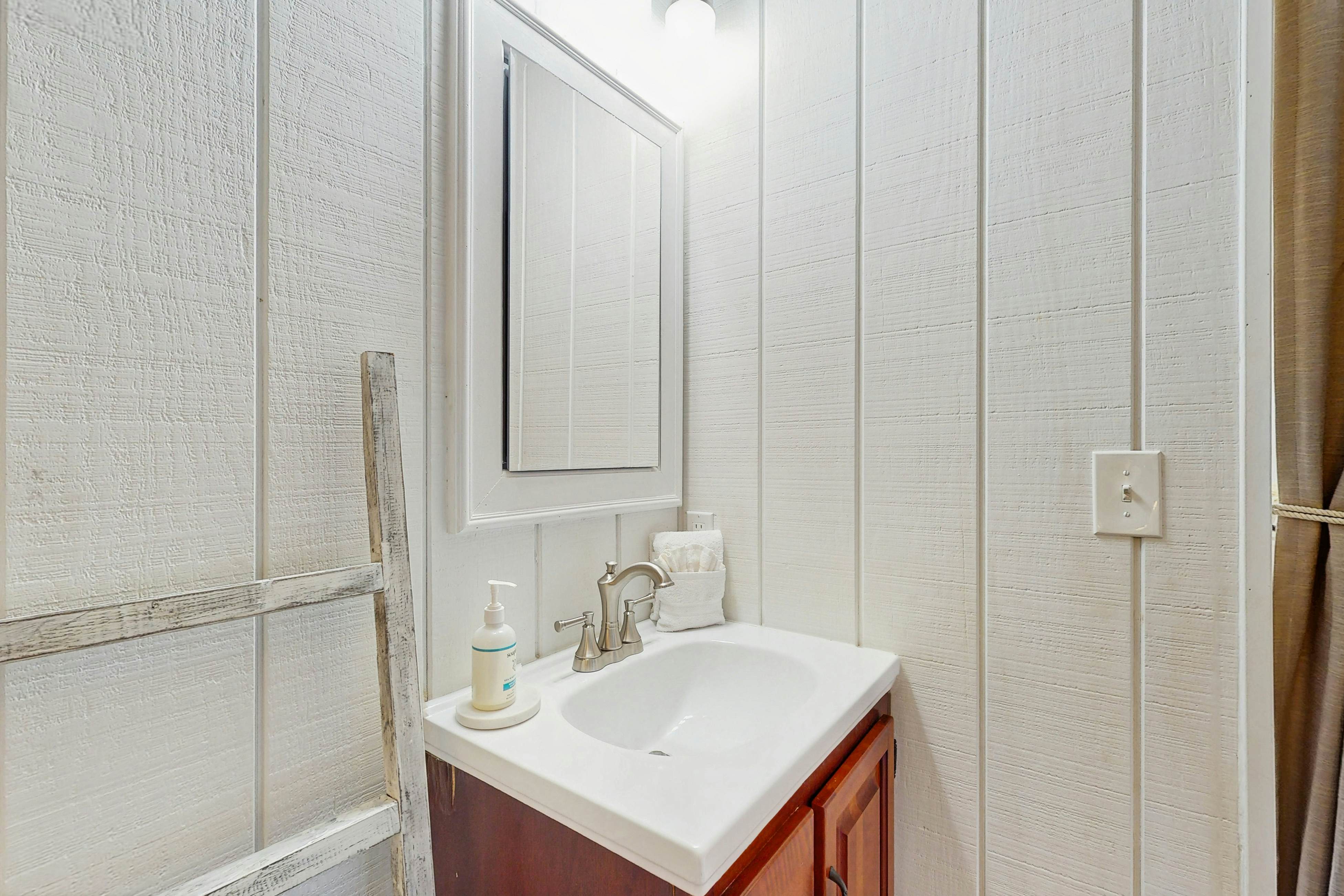 Dog-friendly cottage near downtown Tampa & attractions with central AC & W/D