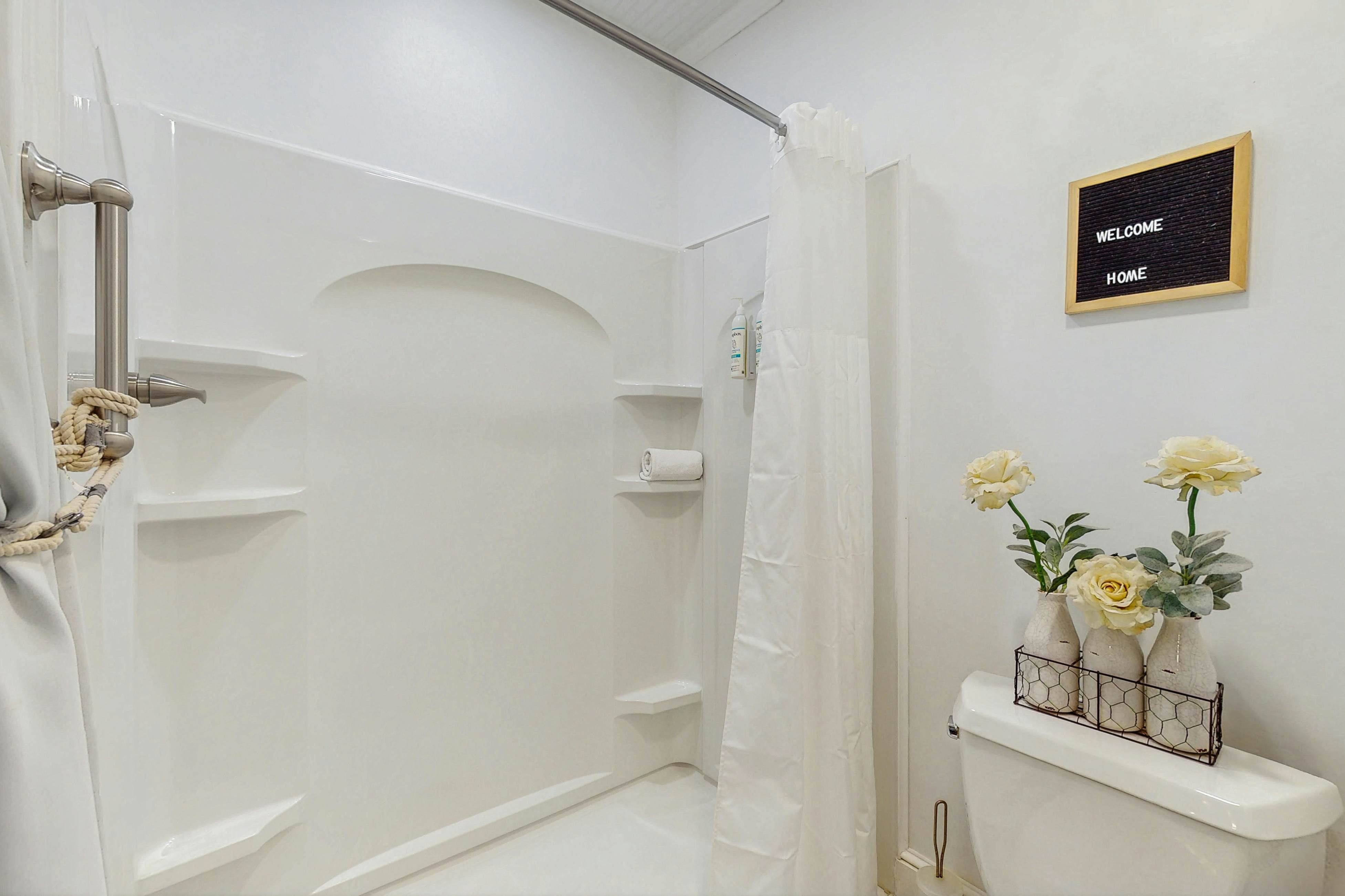 Dog-friendly cottage near downtown Tampa & attractions with central AC & W/D