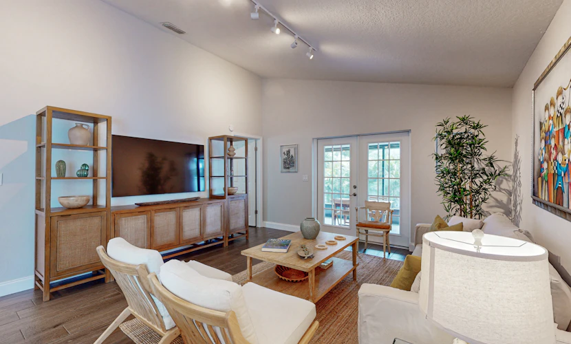 Fully renovated family friendly with covered patio hot tub central location