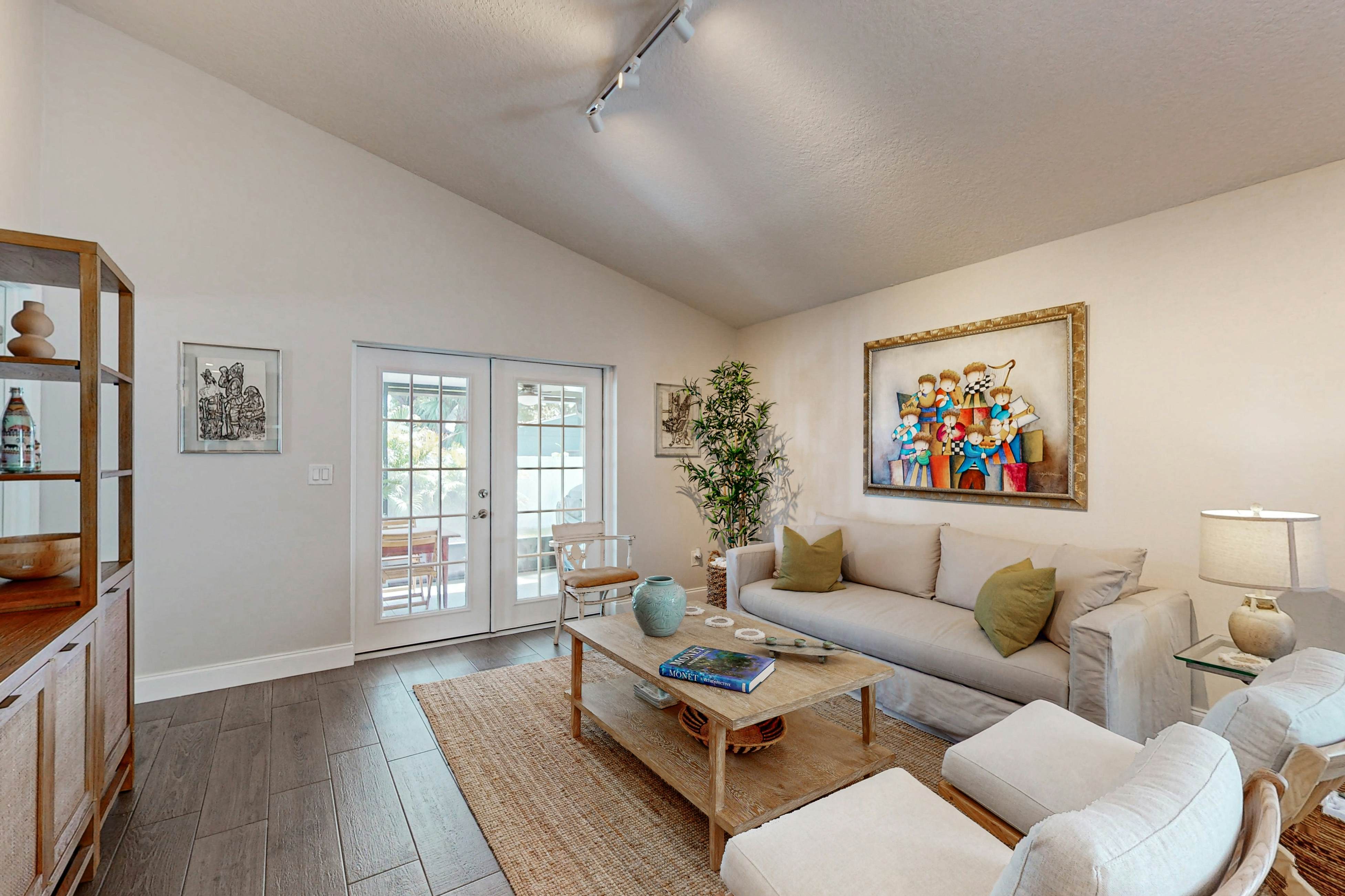 Fully renovated family friendly with covered patio hot tub central location