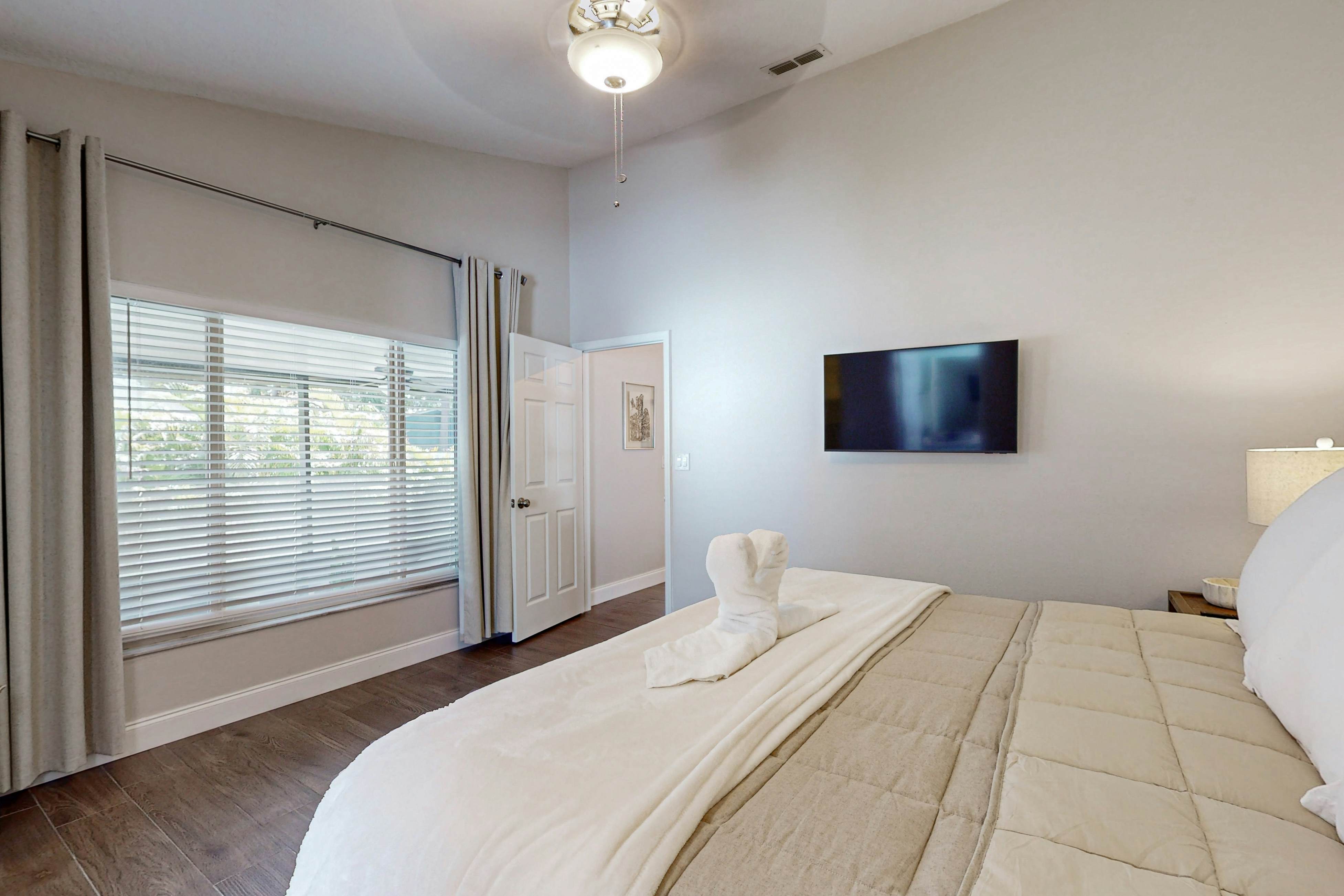 Fully renovated family friendly with covered patio hot tub central location