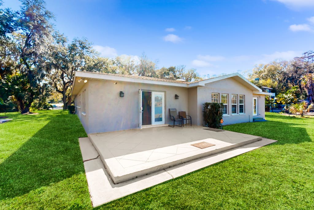 Riverfront home near downtown Tampa with panoramic river views streaming WD