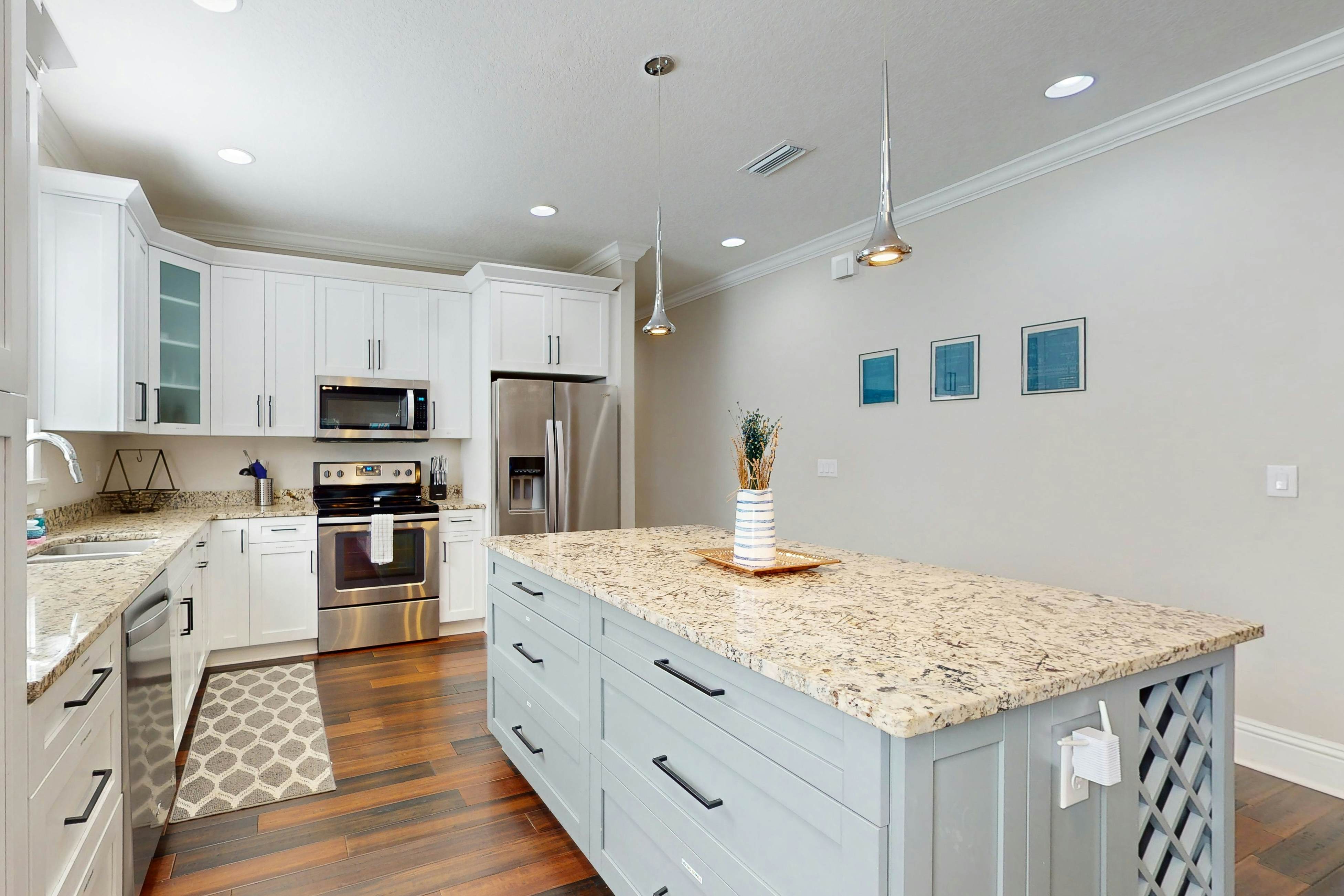 Brand-New Luxury Home w/ Pool Spa, Washer/Dryer, & Gourmet Kitchen