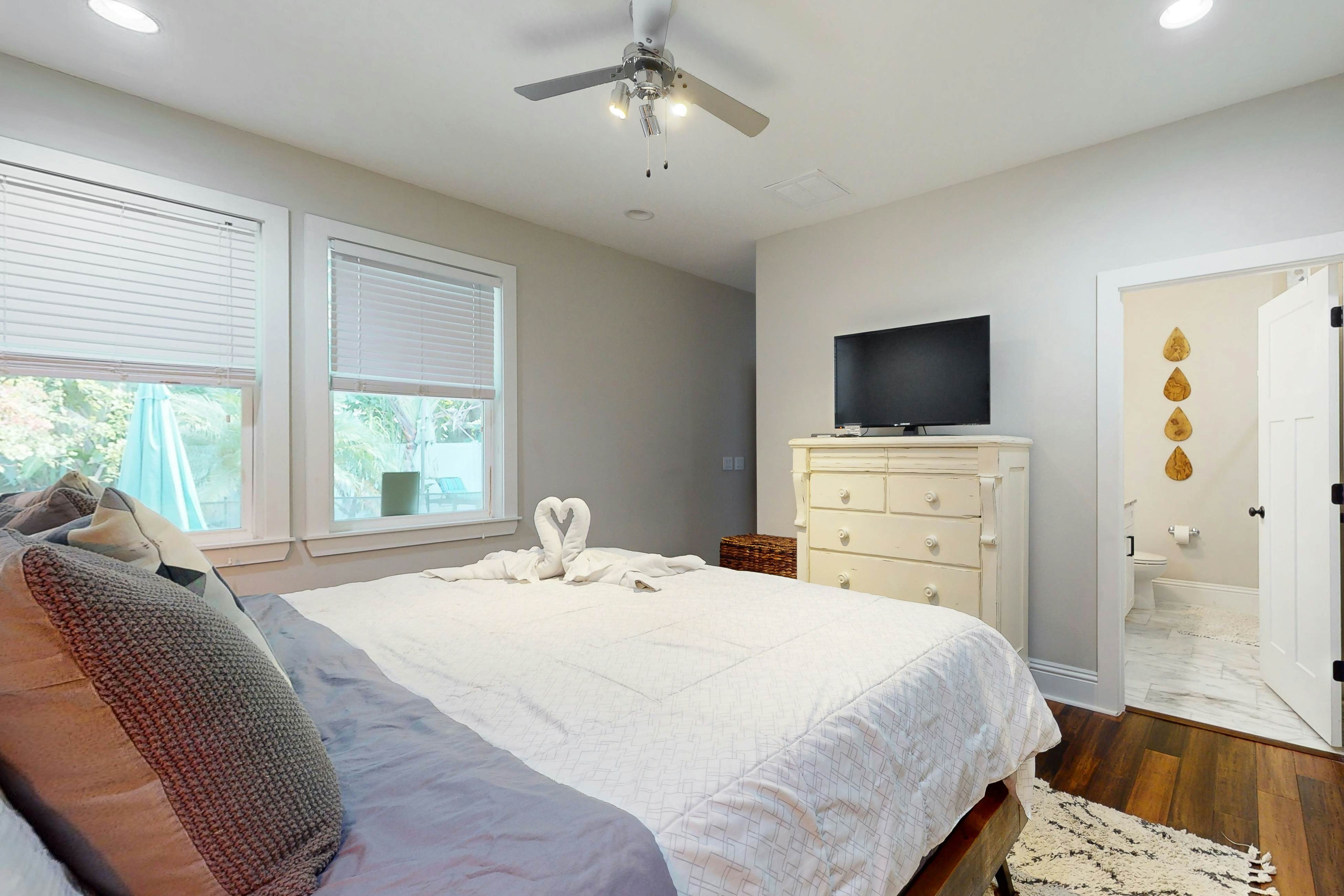 Brand-New Luxury Home w/ Pool Spa, Washer/Dryer, & Gourmet Kitchen