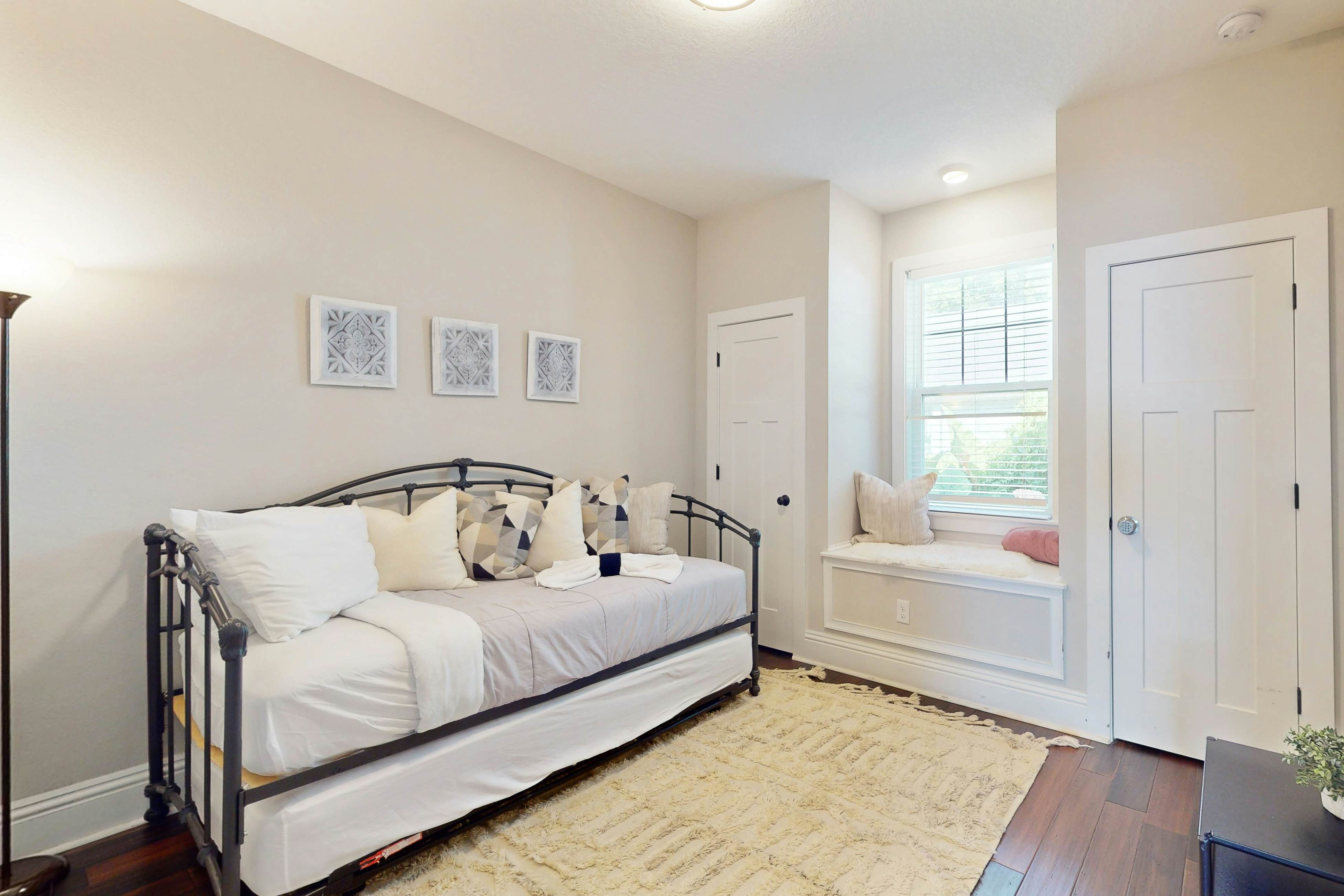 Brand-New Luxury Home w/ Pool Spa, Washer/Dryer, & Gourmet Kitchen