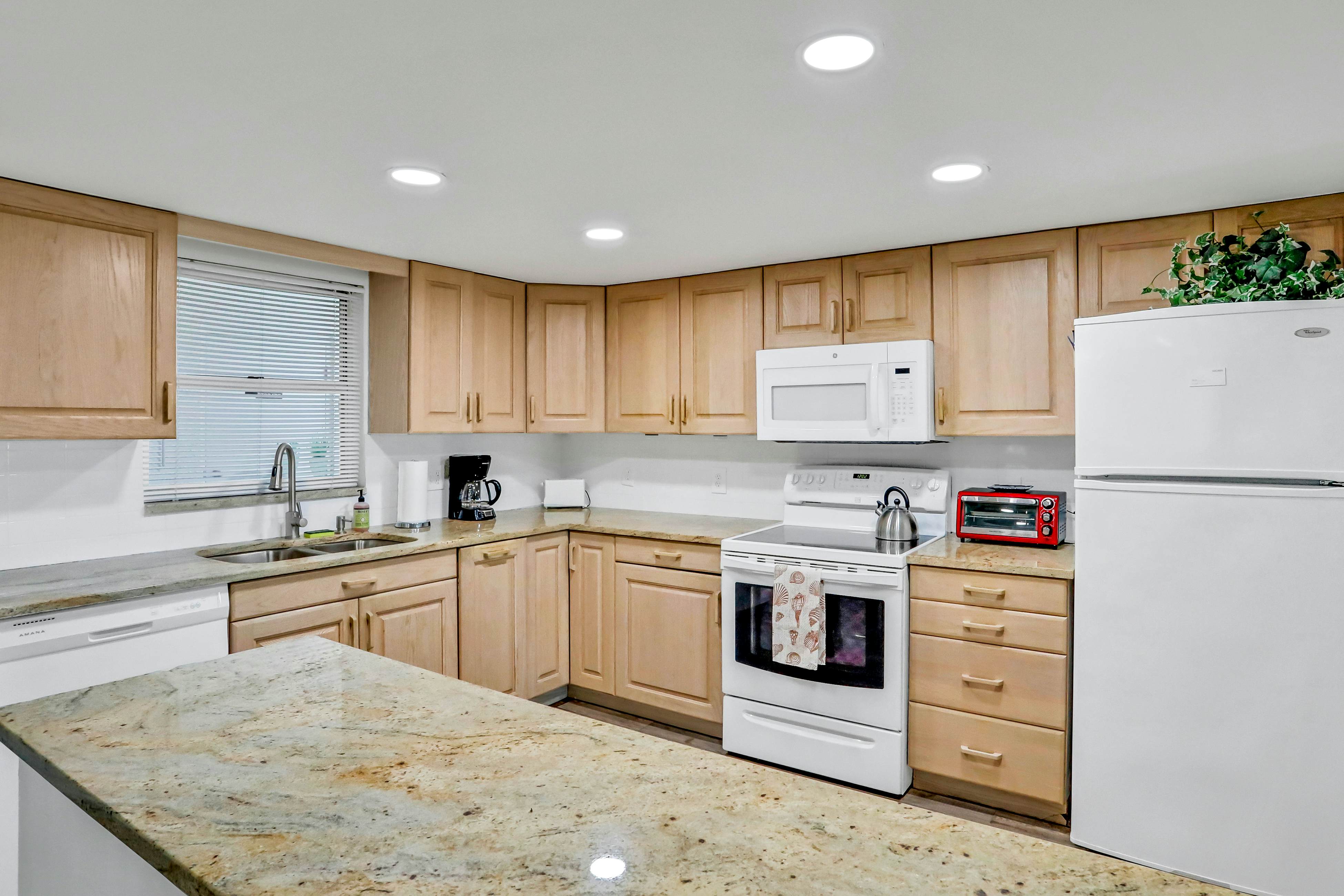 Gulf-front condo near golf with beach access & heated pool - snowbird-friendly