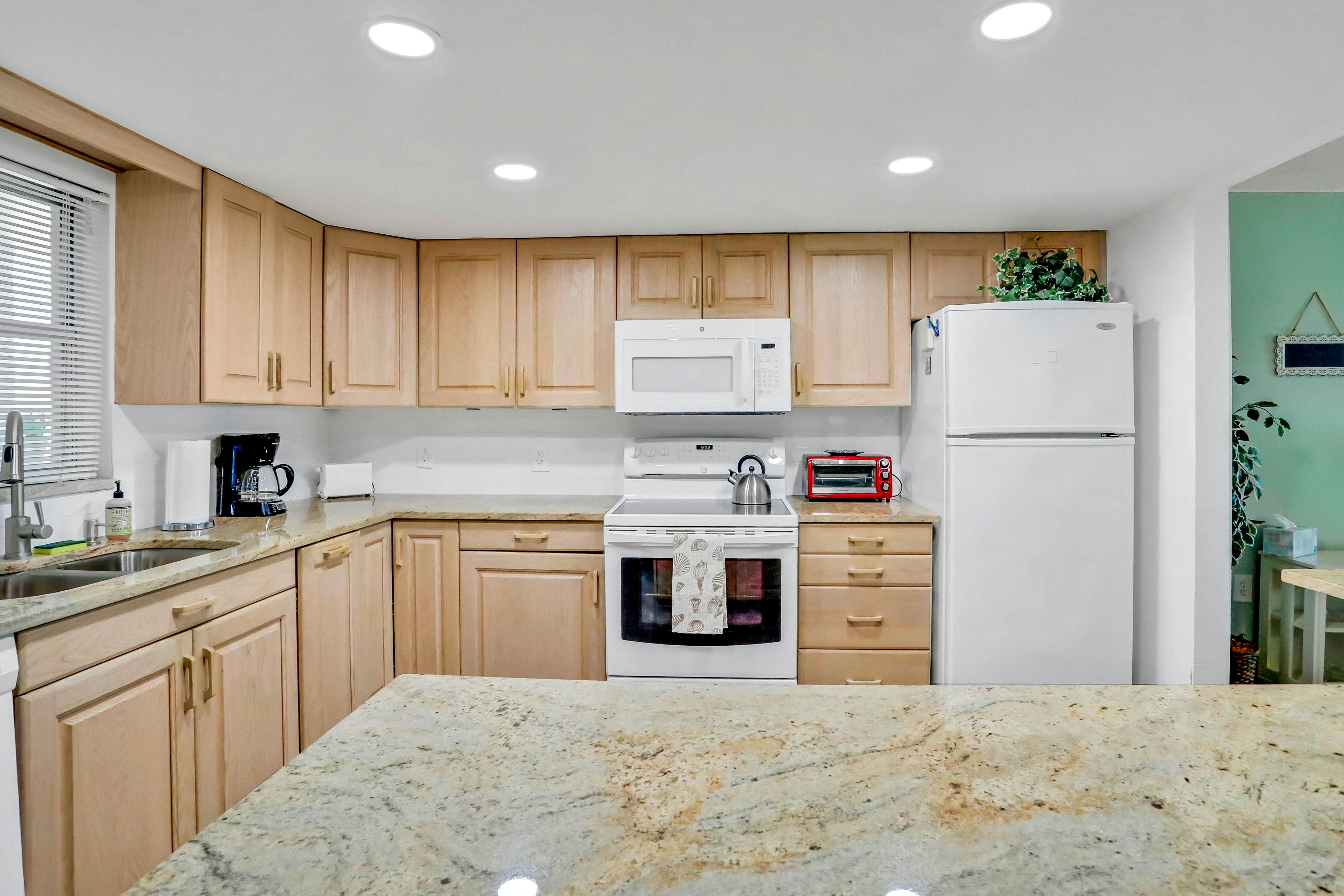 Gulf-front condo near golf with beach access & heated pool - snowbird-friendly