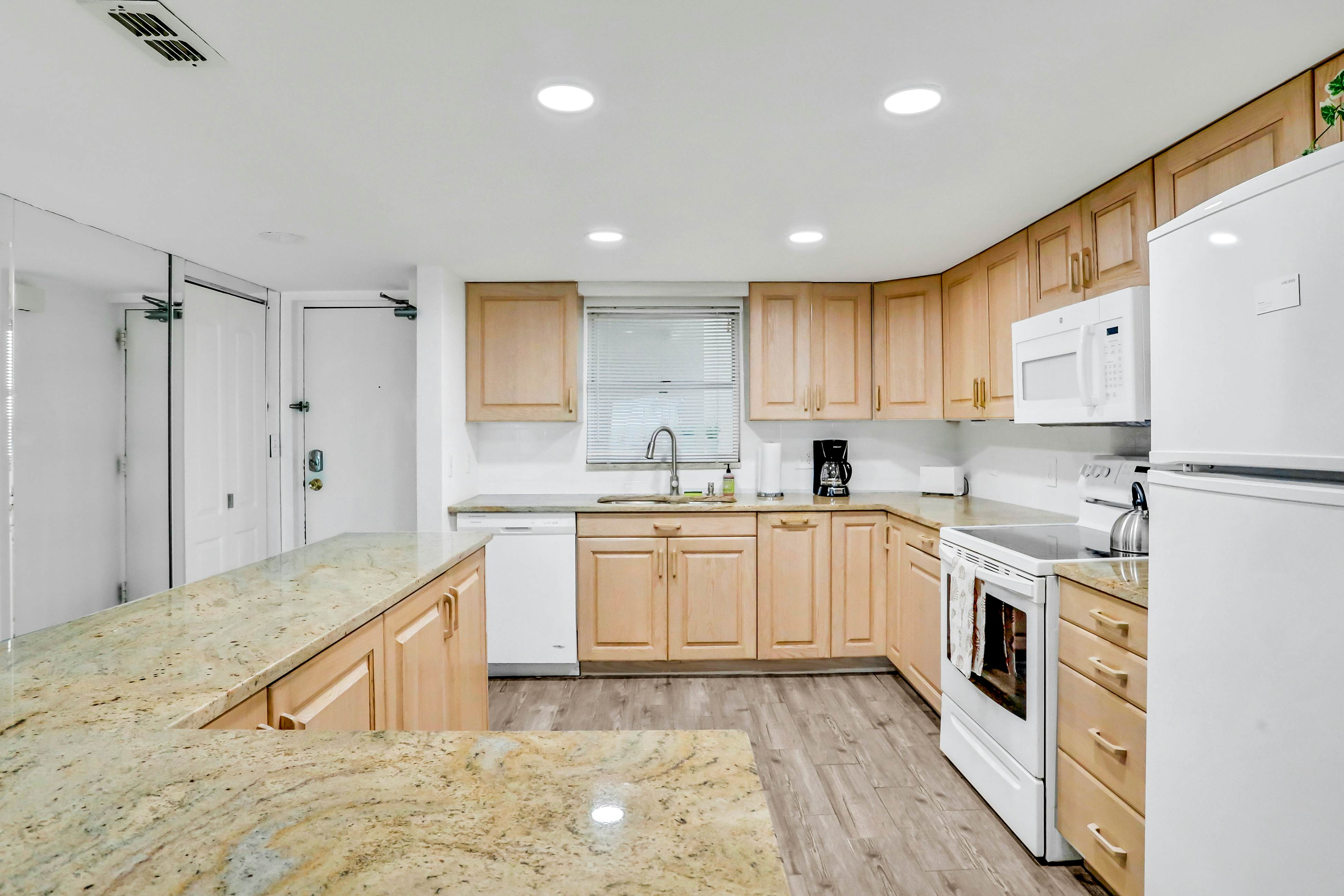 Gulf-front condo near golf with beach access & heated pool - snowbird-friendly