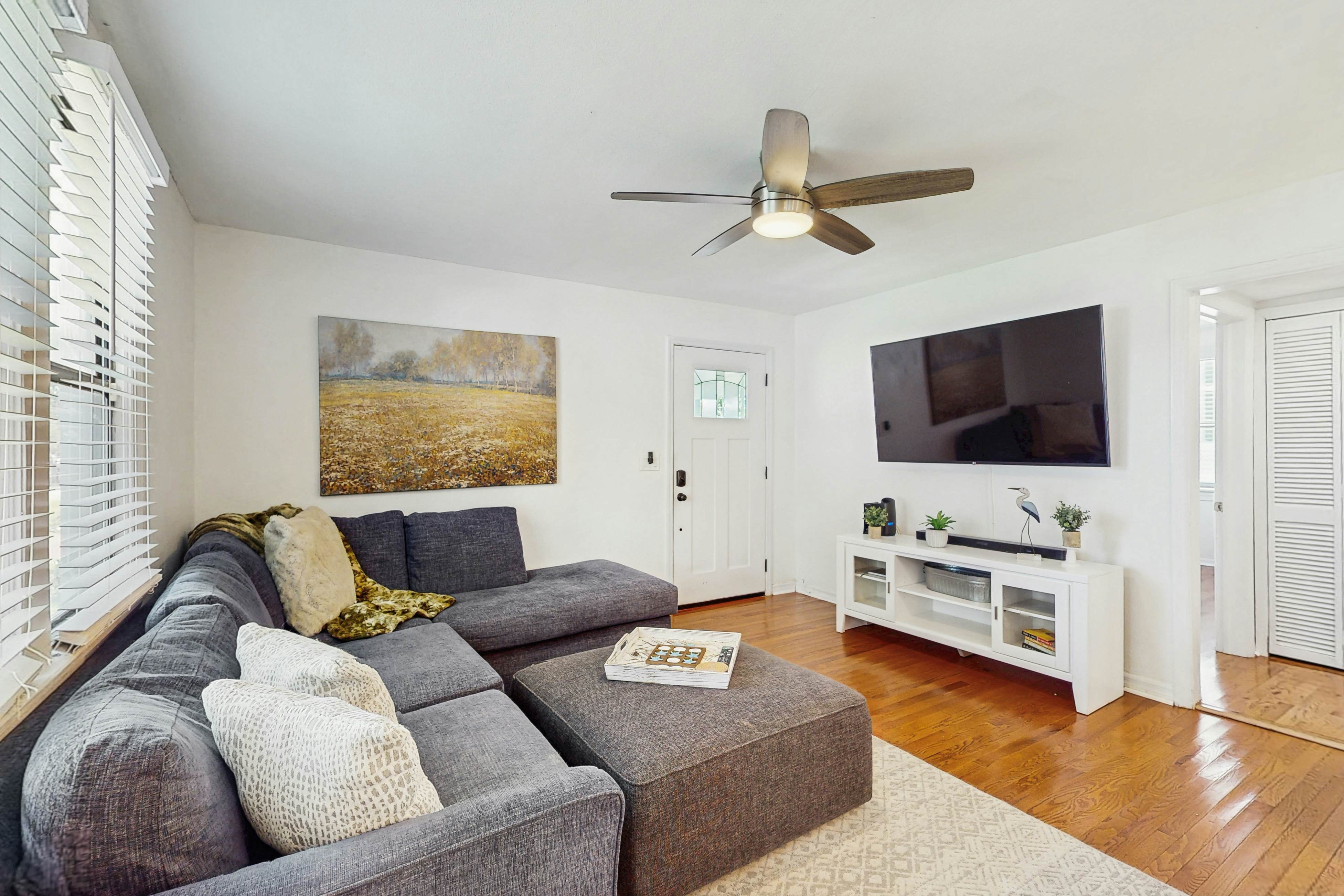 Dog-friendly bungalow with a fenced yard, deck, washer/dryer, & AC