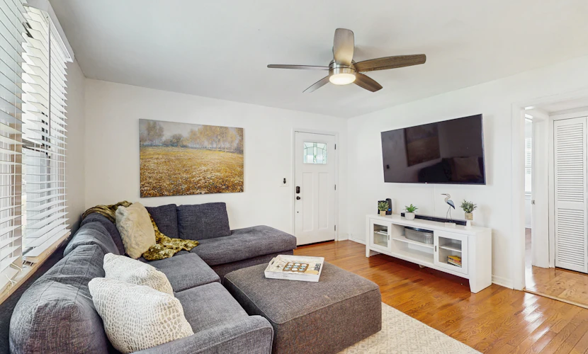 Dog friendly bungalow with a fenced yard deck washer dryer and AC