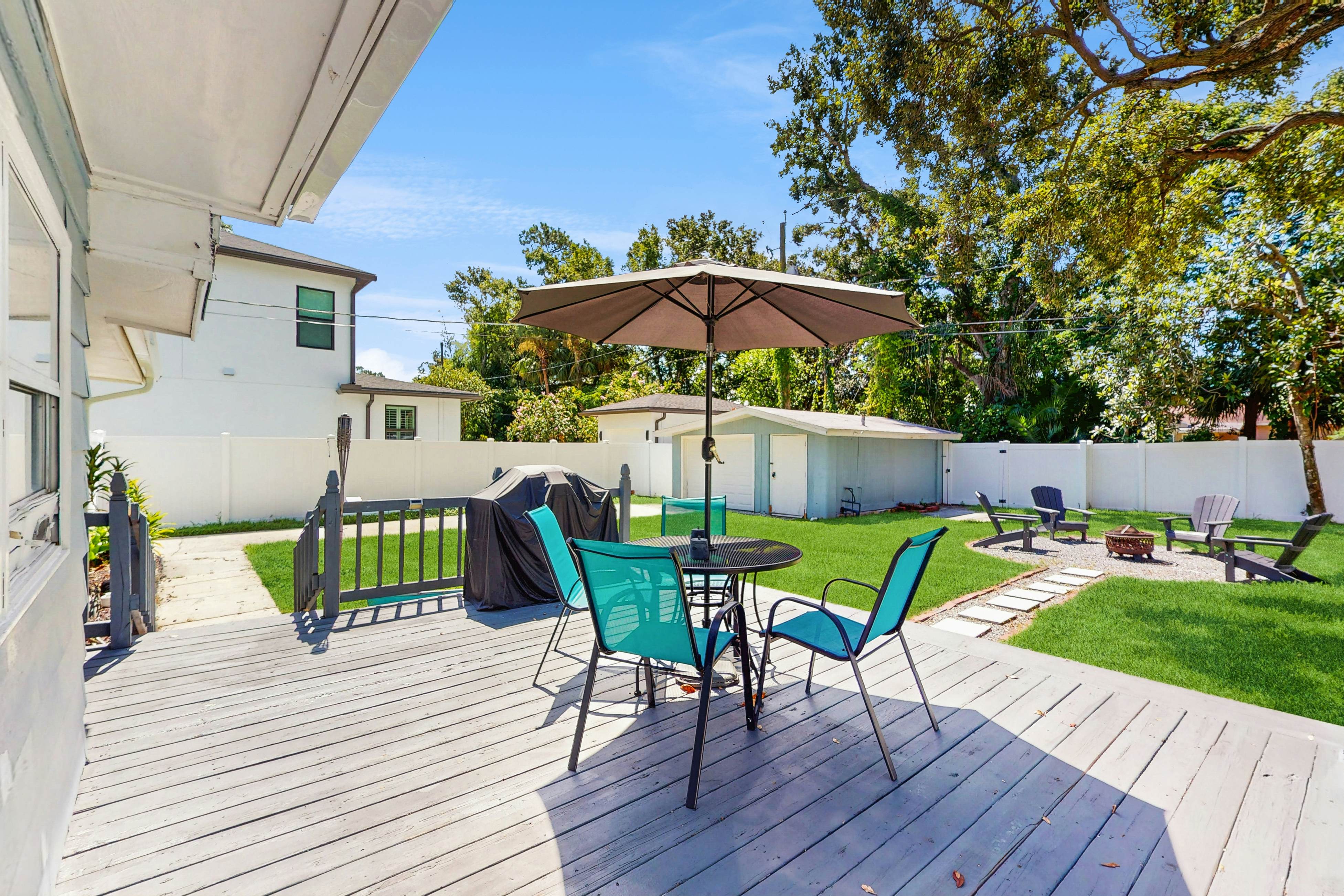 Dog friendly bungalow with a fenced yard deck washer dryer and AC