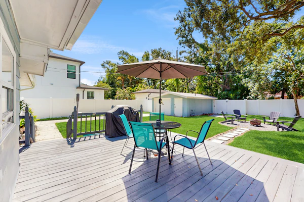 Dog friendly bungalow with a fenced yard deck washer dryer and AC