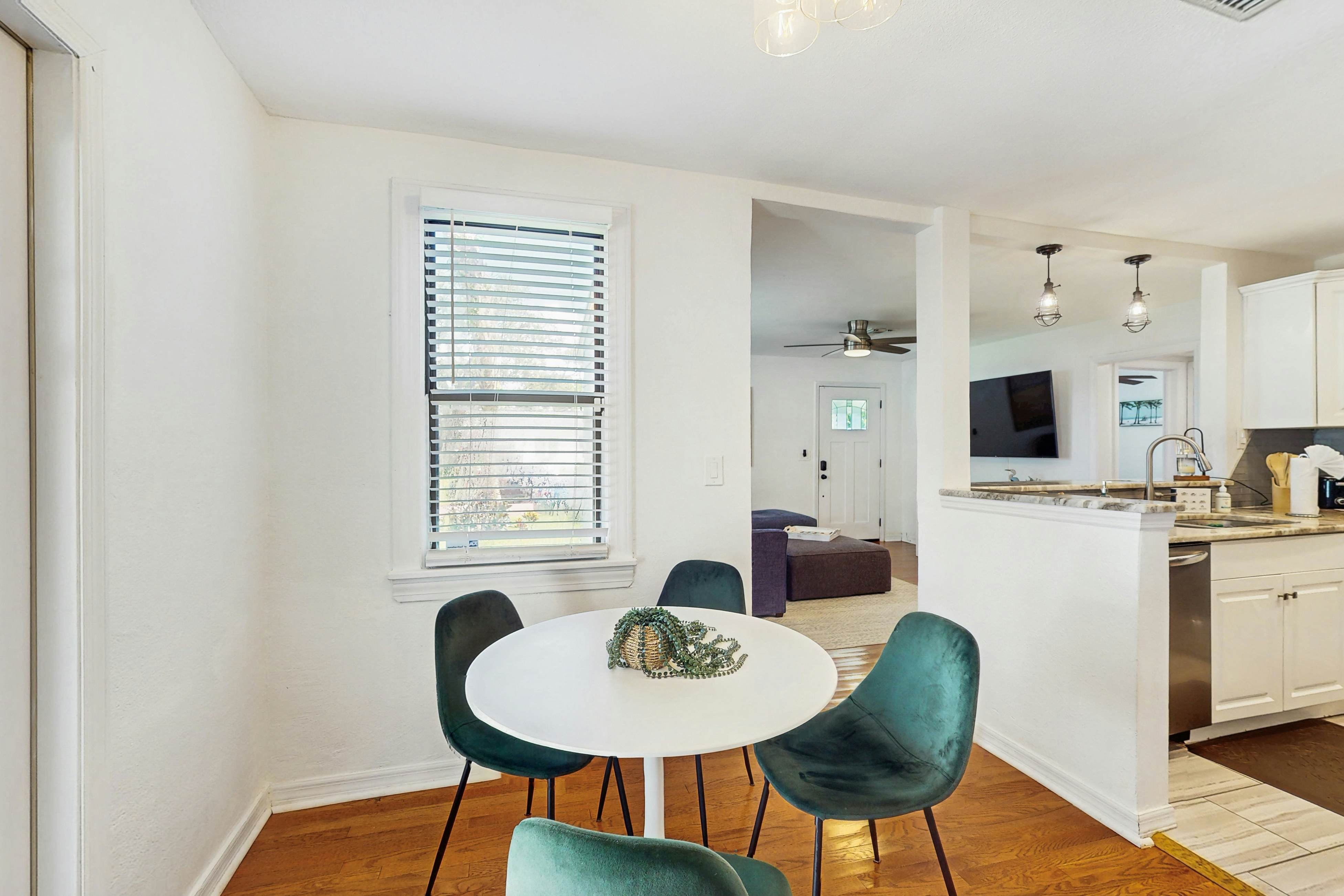 Dog friendly bungalow with a fenced yard deck washer dryer and AC