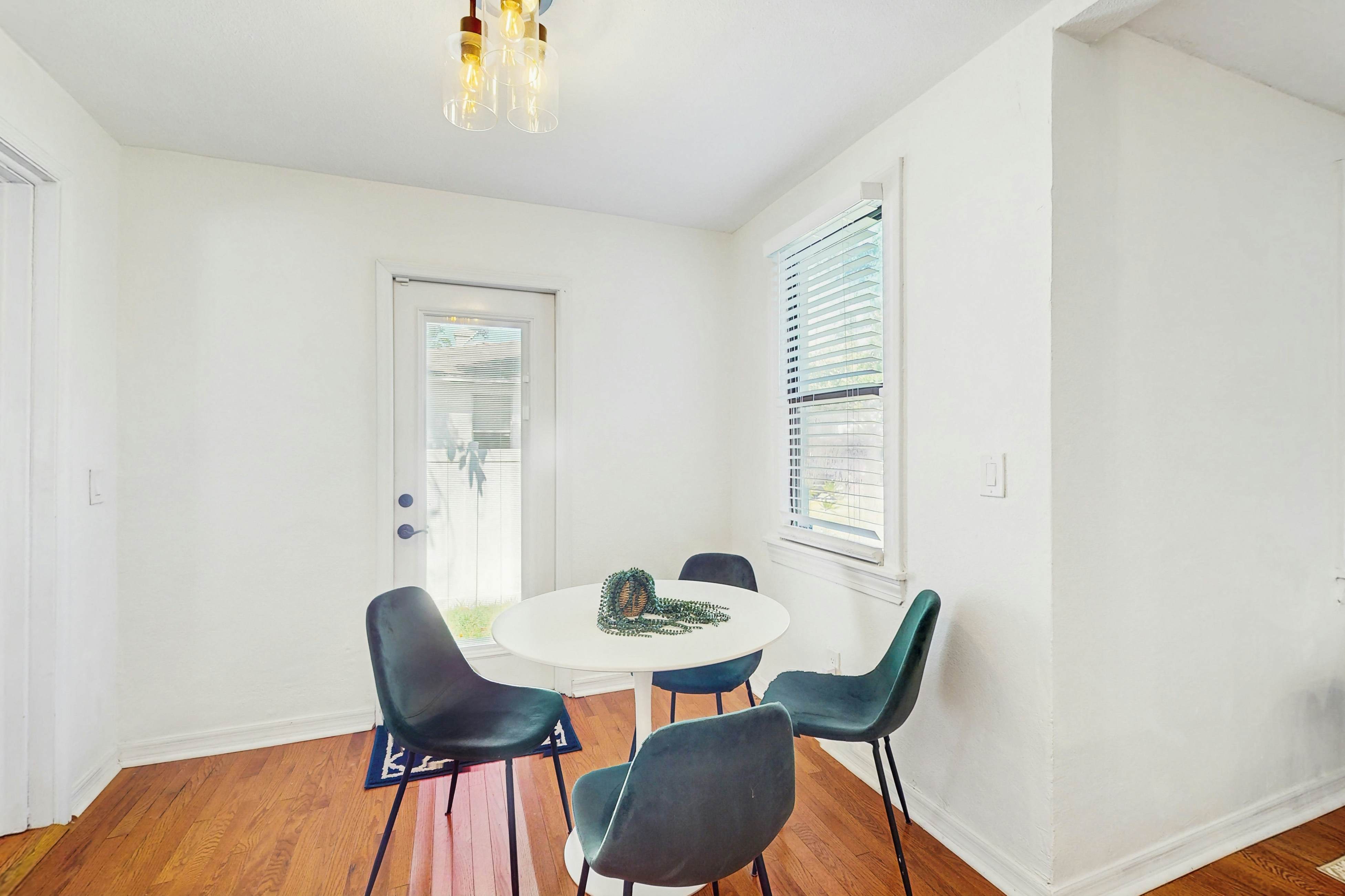 Dog friendly bungalow with a fenced yard deck washer dryer and AC