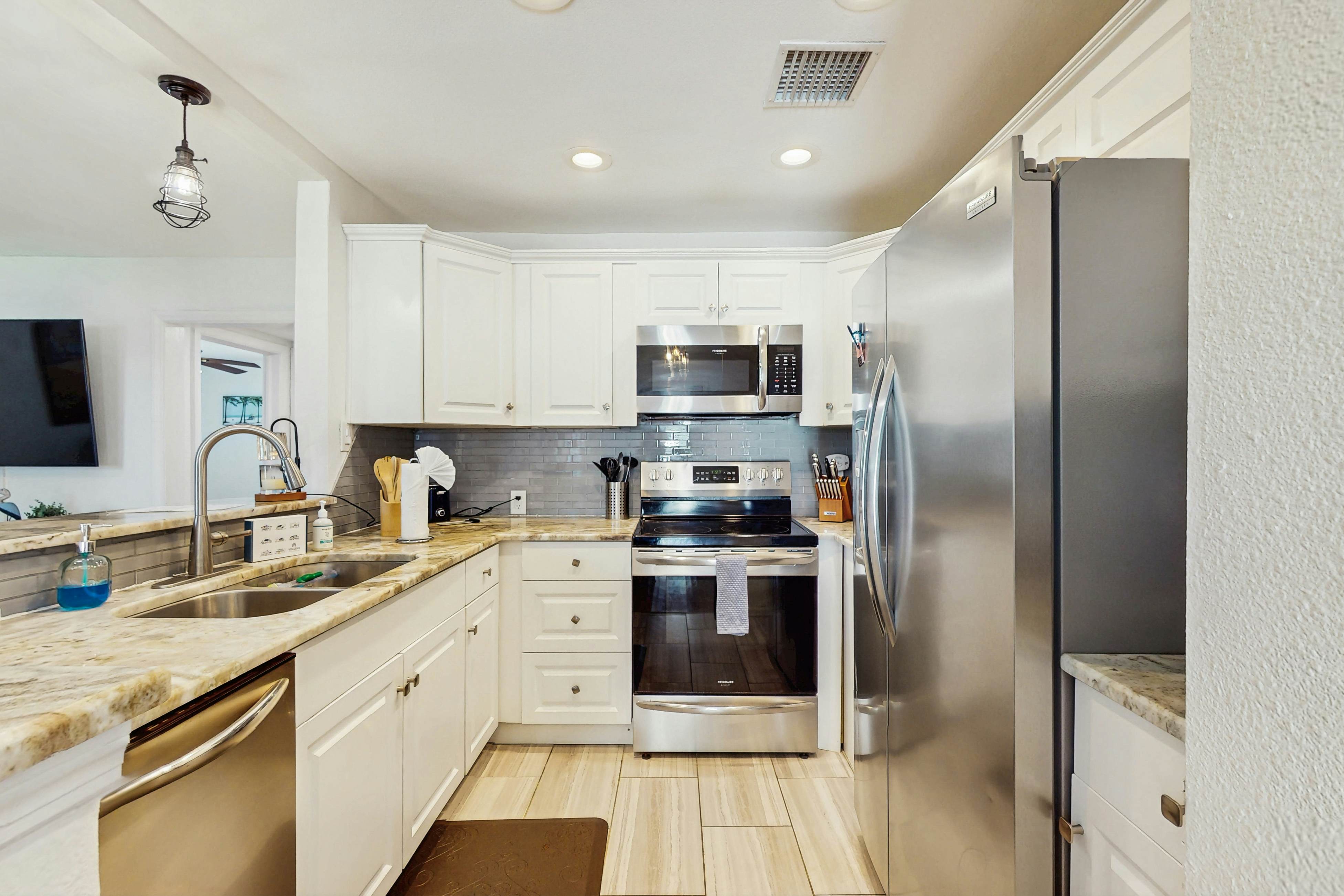 Dog friendly bungalow with a fenced yard deck washer dryer and AC