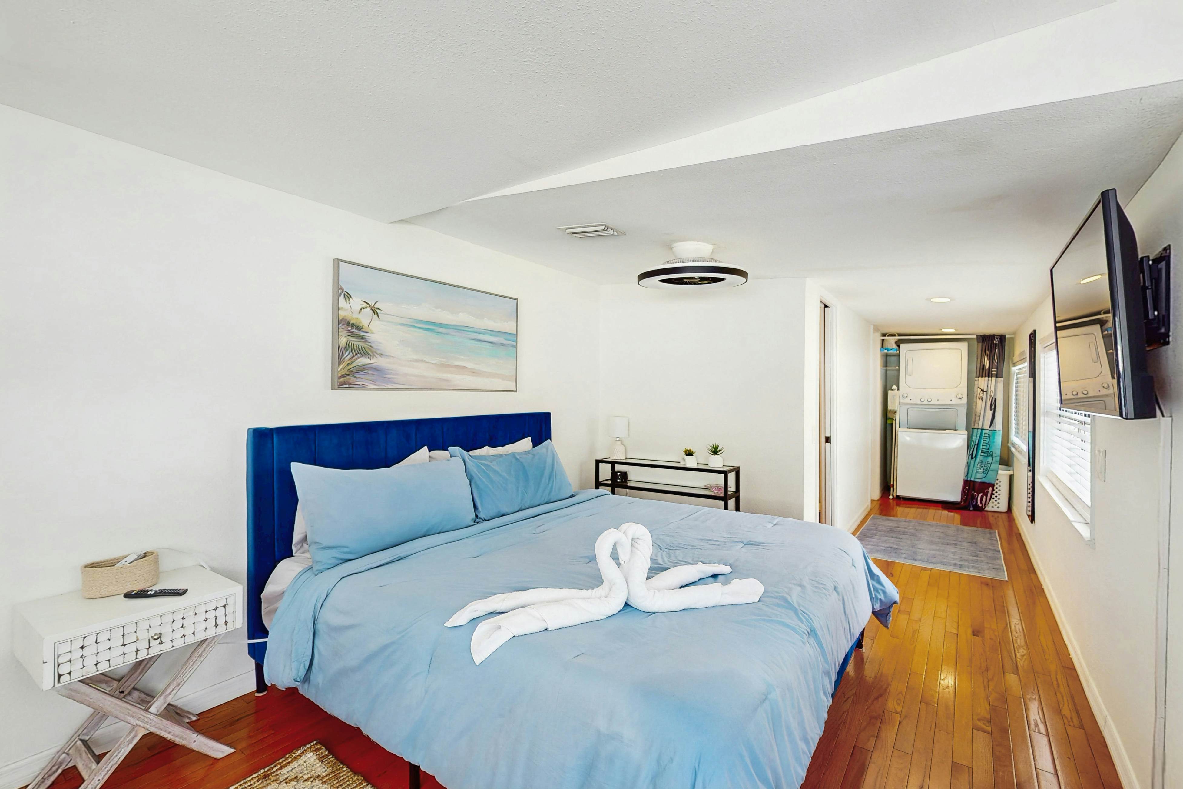 Dog friendly bungalow with a fenced yard deck washer dryer and AC