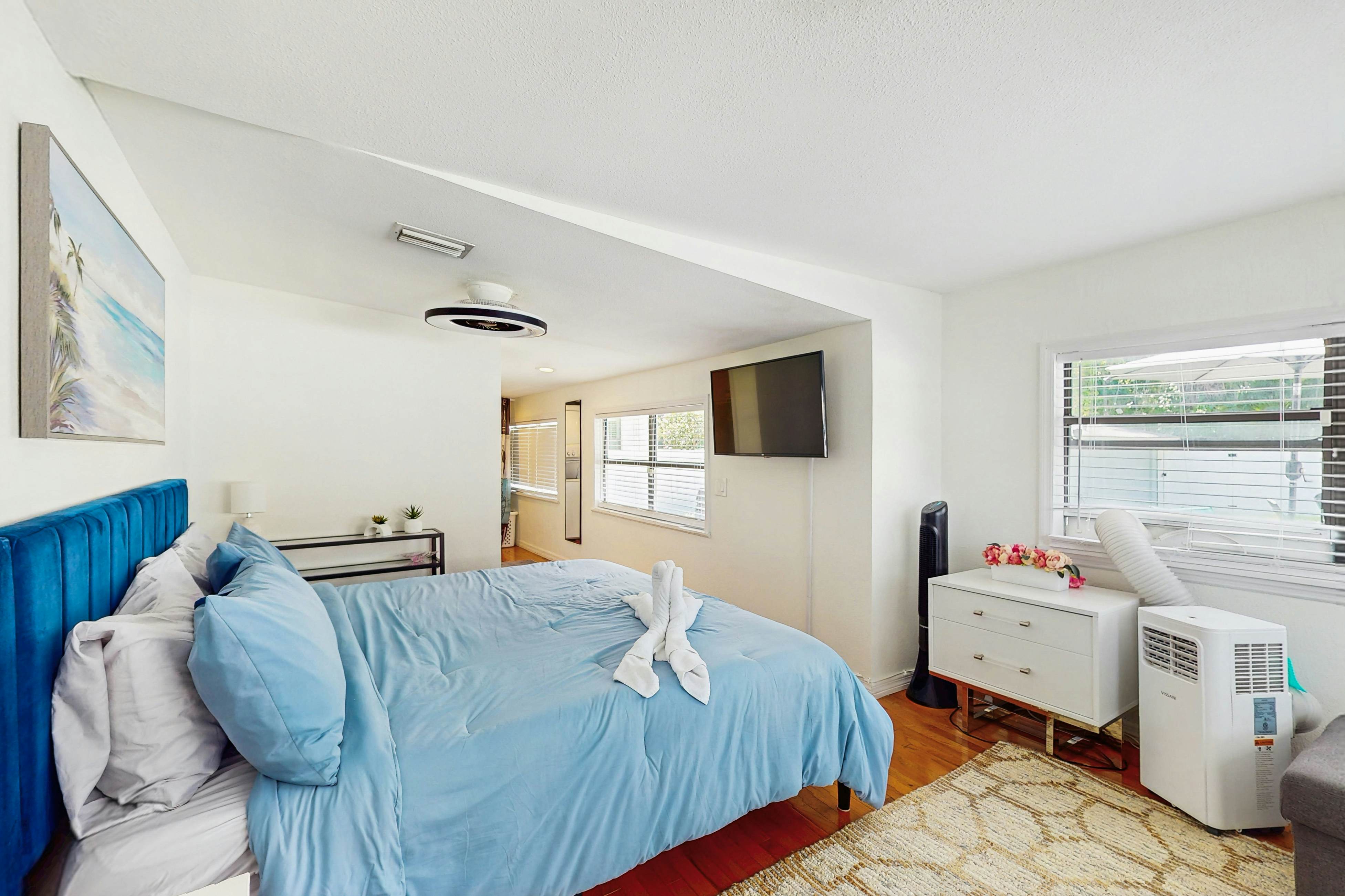 Dog friendly bungalow with a fenced yard deck washer dryer and AC