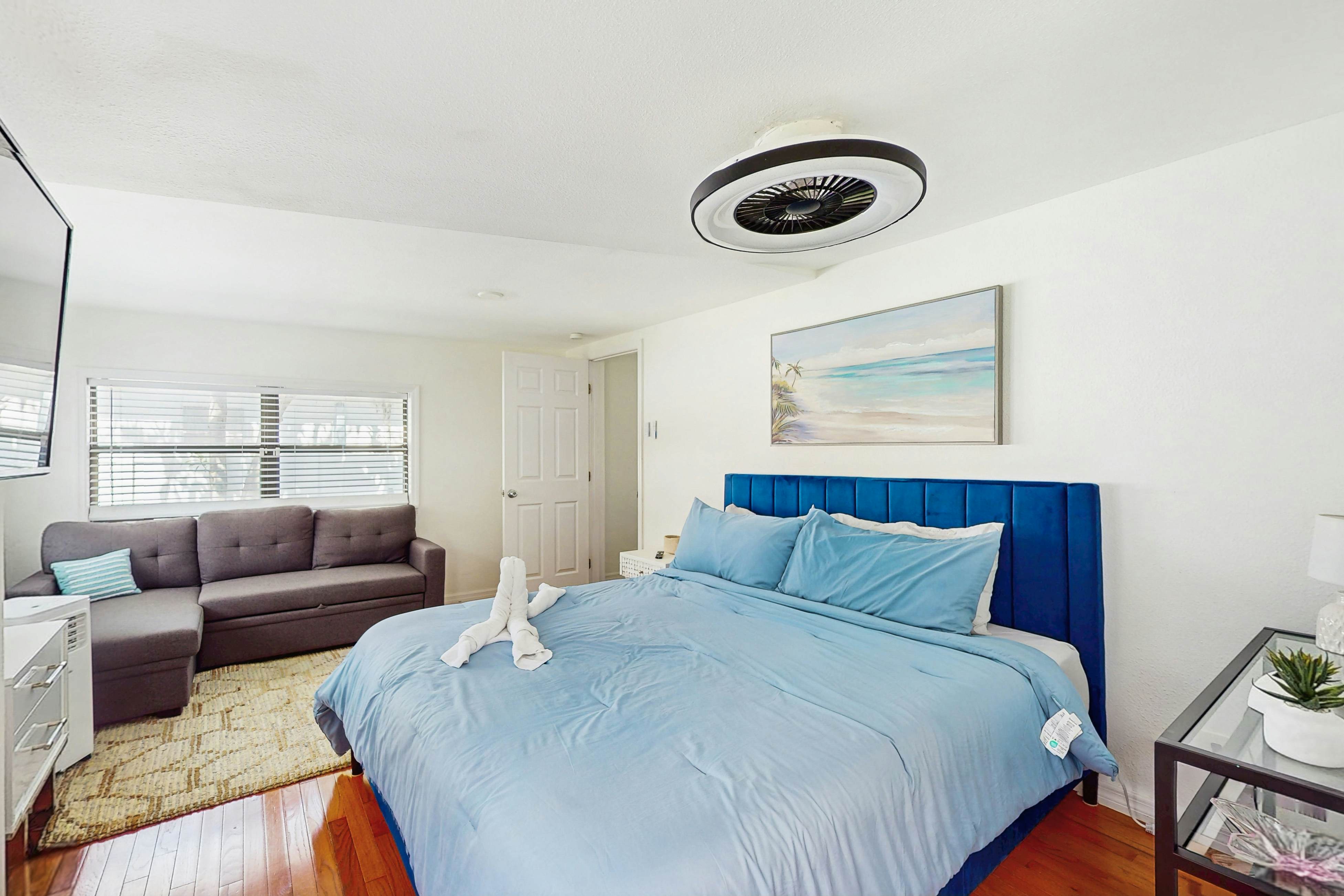 Dog friendly bungalow with a fenced yard deck washer dryer and AC