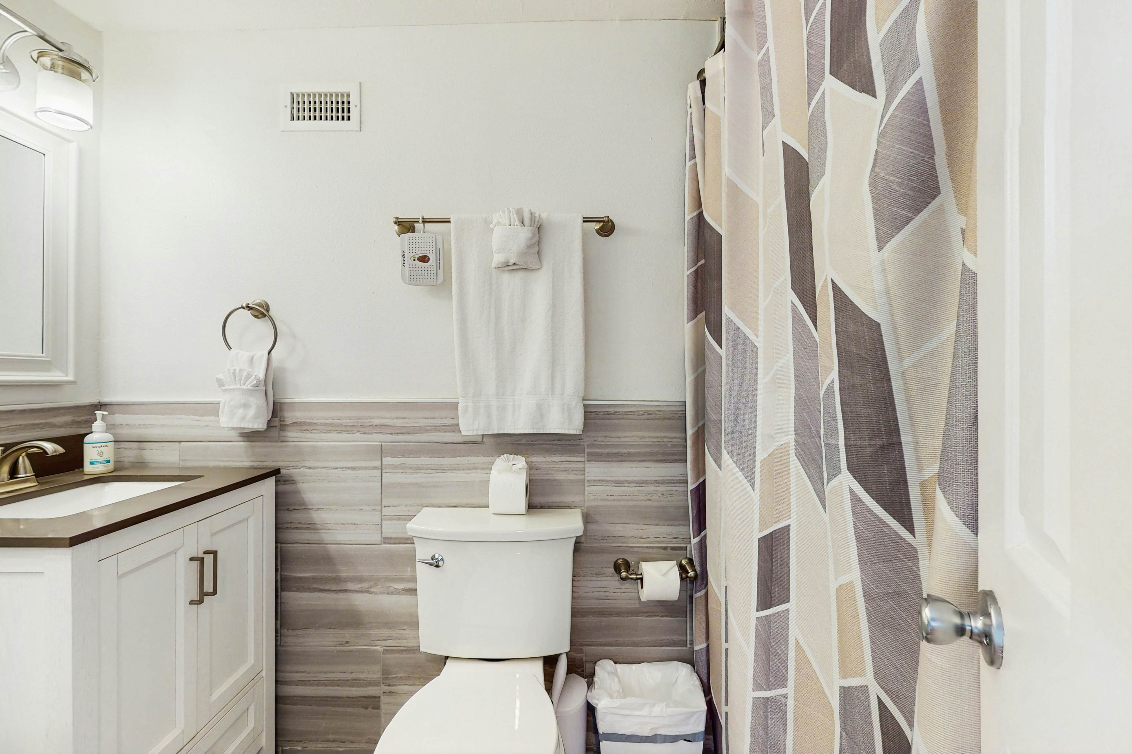 Dog friendly bungalow with a fenced yard deck washer dryer and AC