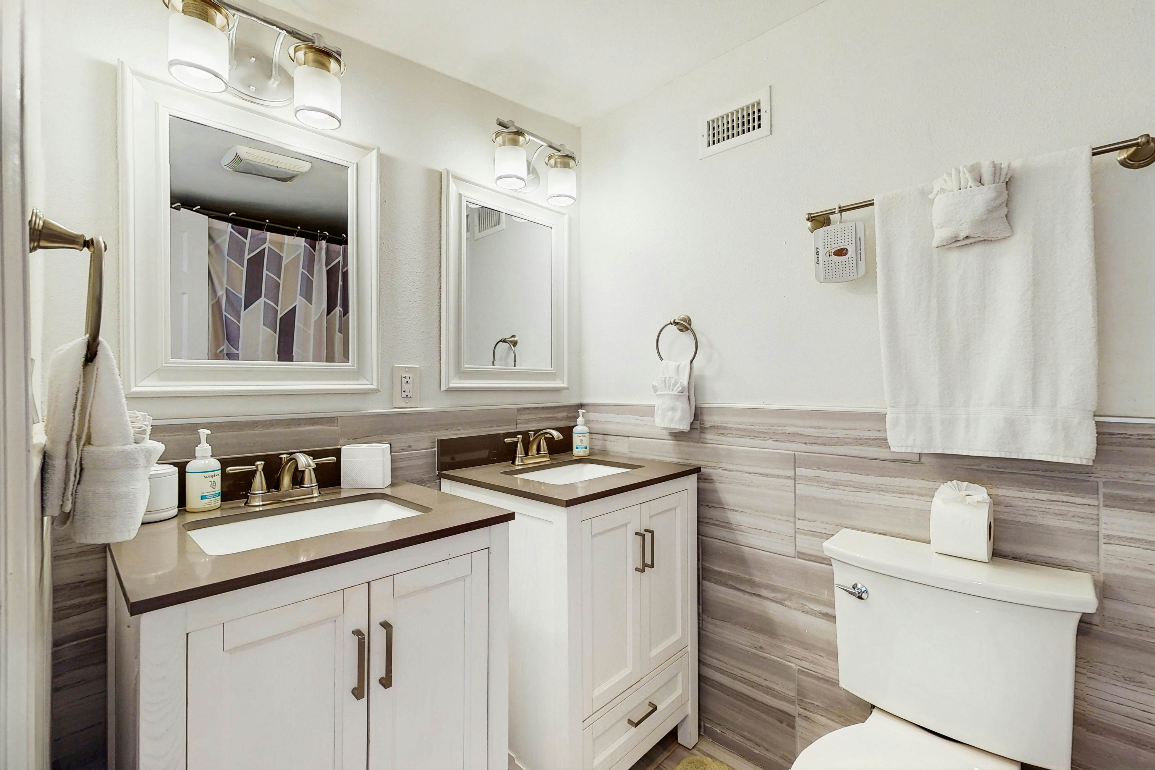 Dog friendly bungalow with a fenced yard deck washer dryer and AC