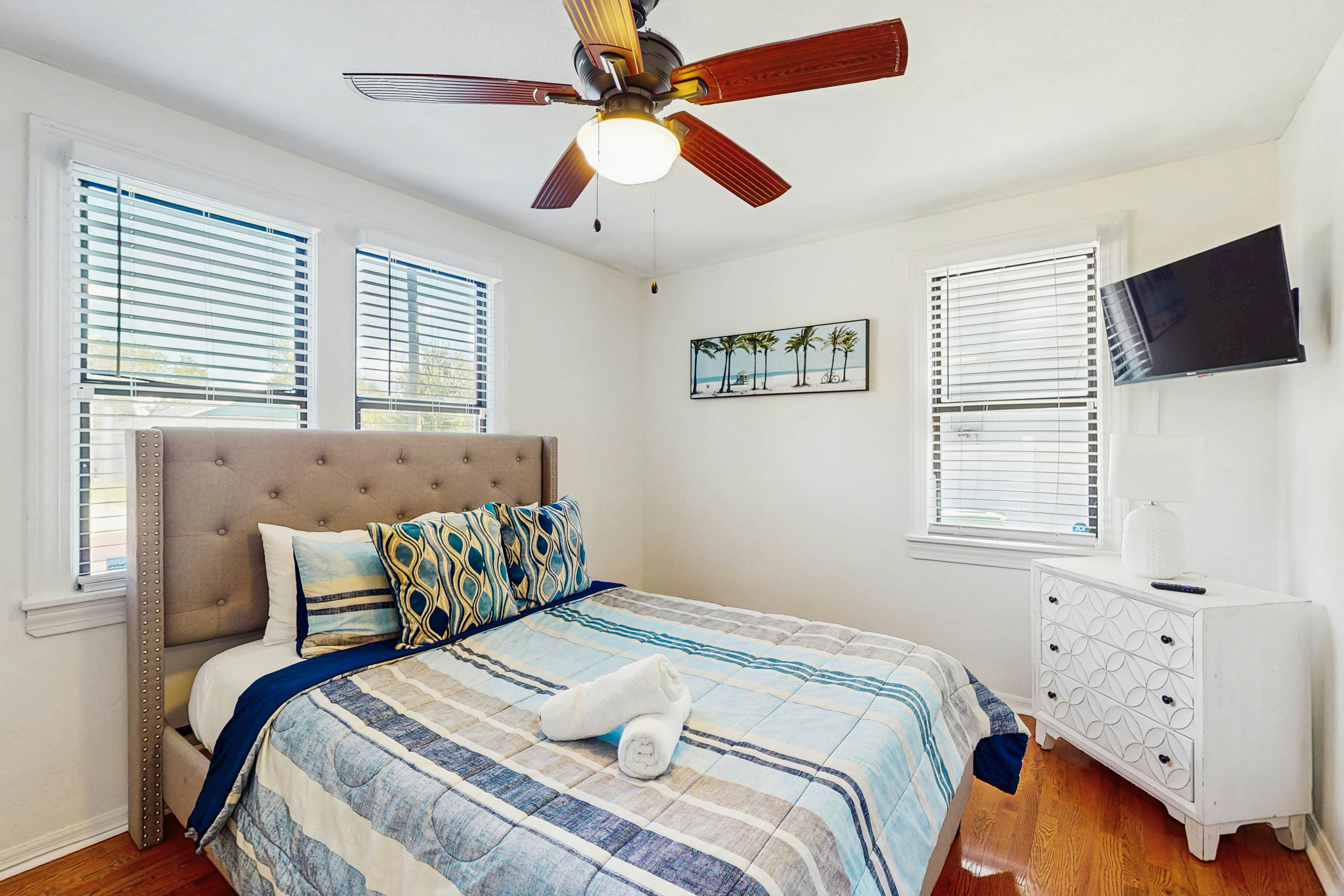 Dog friendly bungalow with a fenced yard deck washer dryer and AC