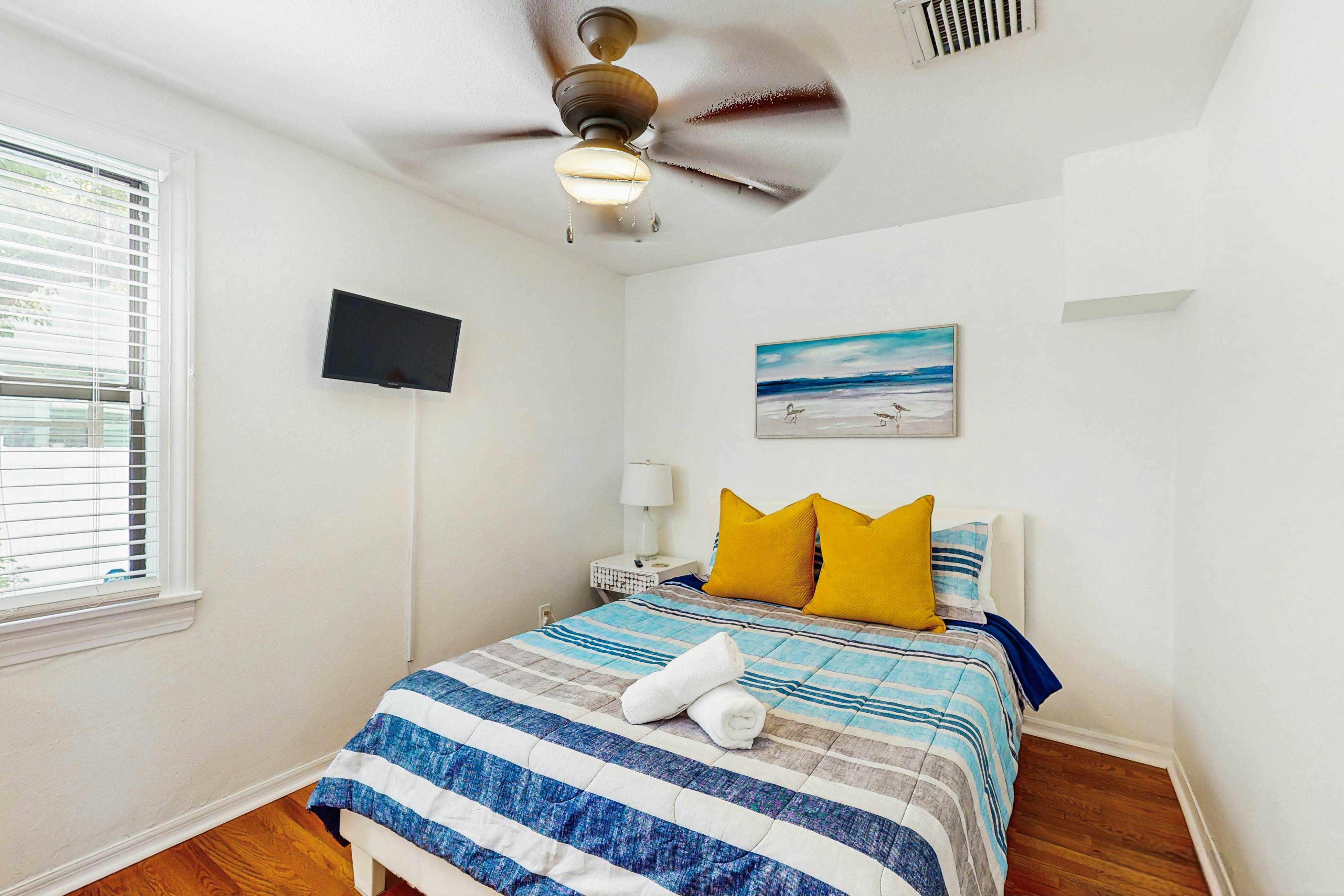 Dog friendly bungalow with a fenced yard deck washer dryer and AC