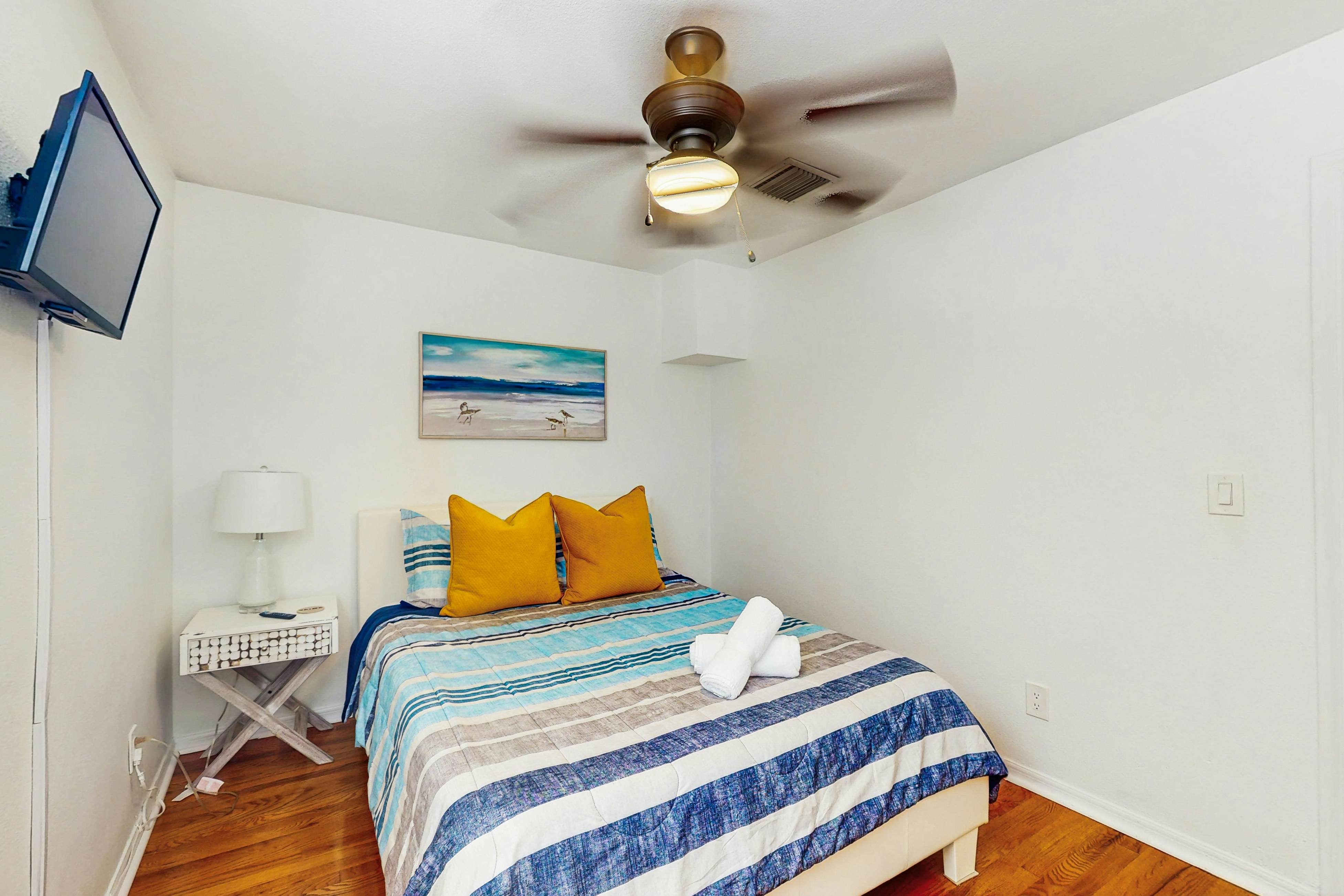 Dog friendly bungalow with a fenced yard deck washer dryer and AC