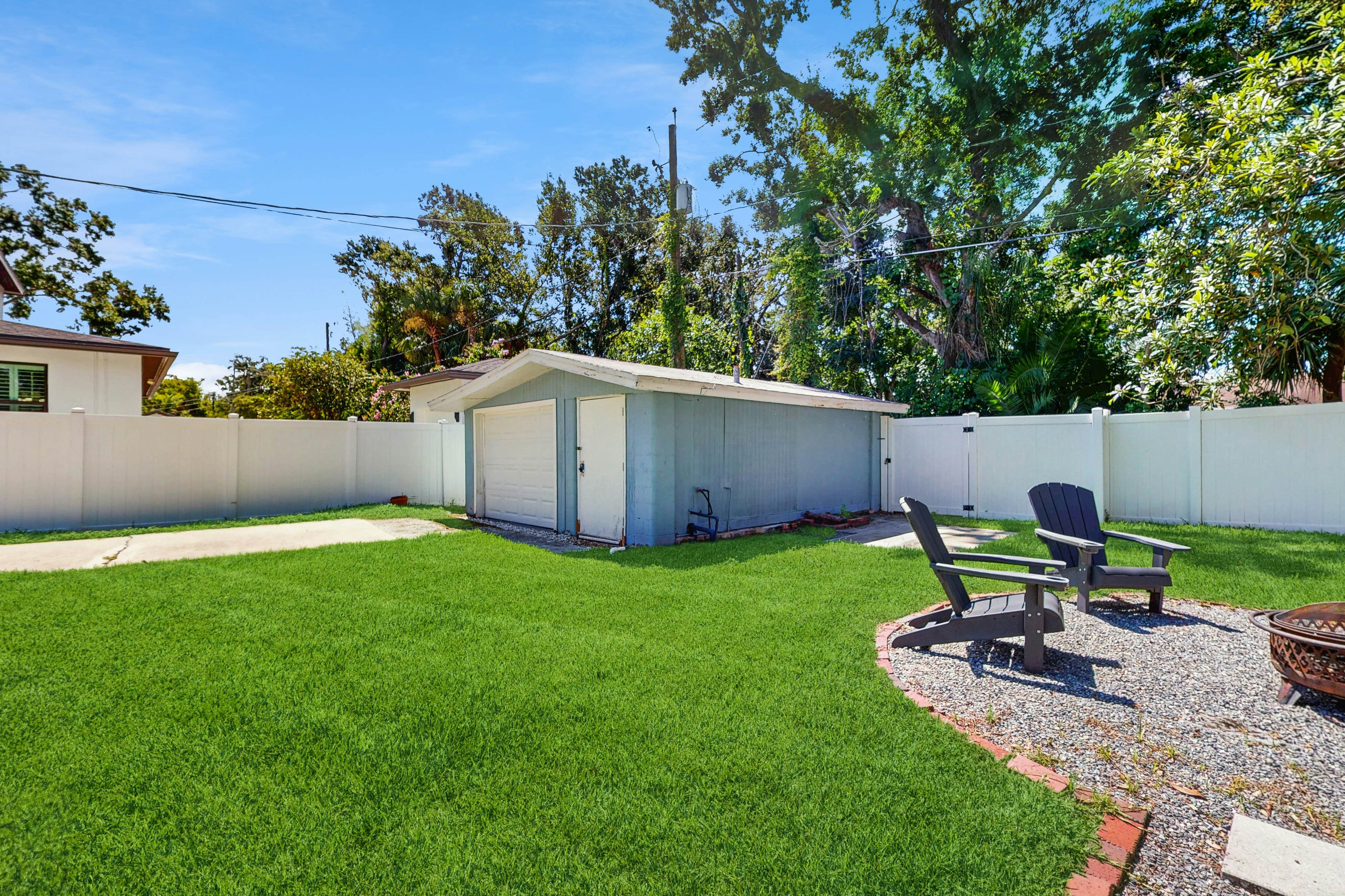 Dog friendly bungalow with a fenced yard deck washer dryer and AC