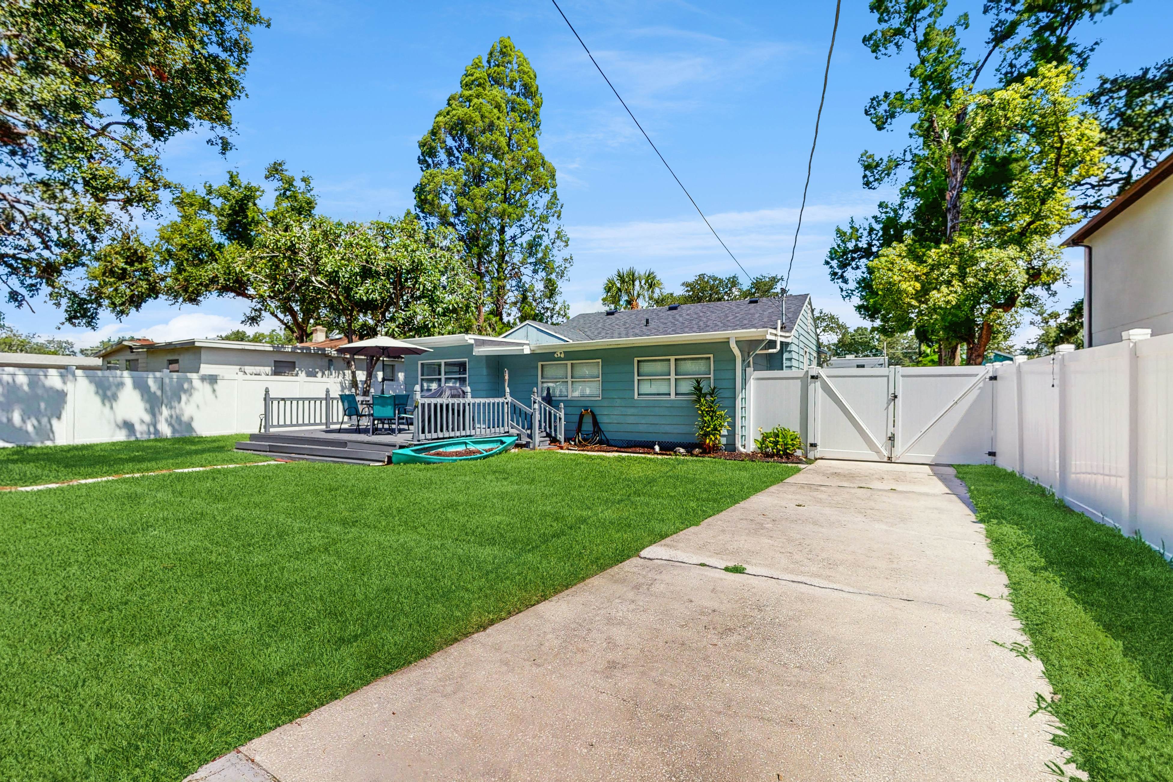 Dog friendly bungalow with a fenced yard deck washer dryer and AC